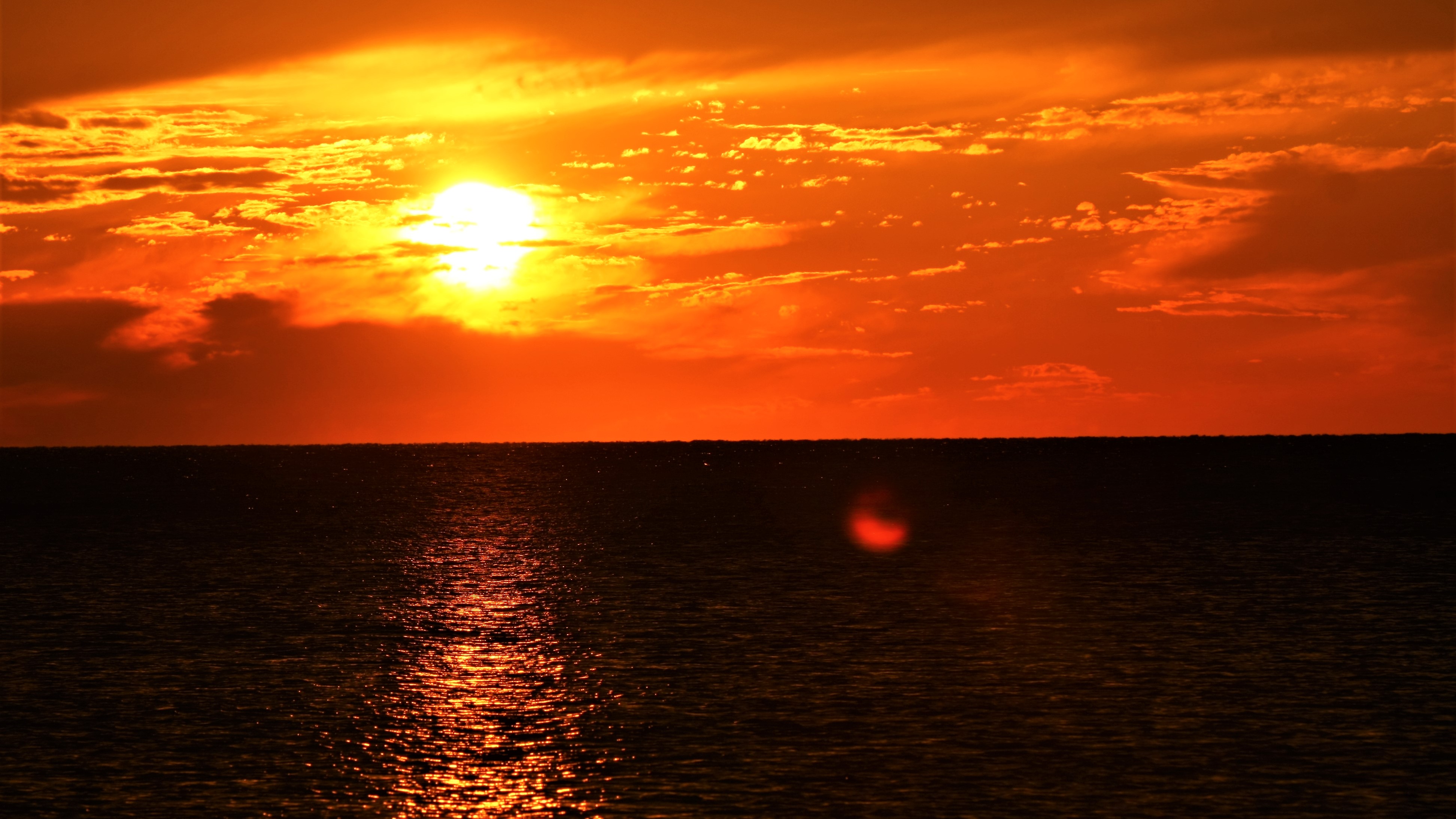 静かに流れる時間。夕焼けに染まる日本海。