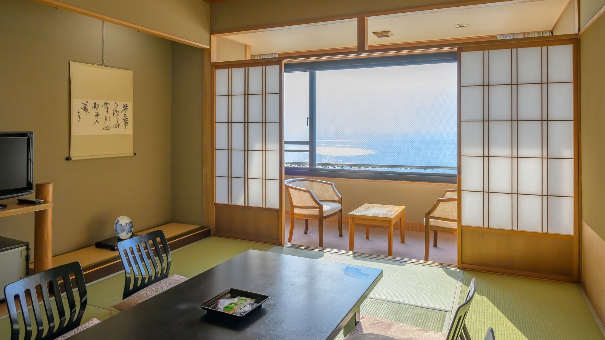 【オーシャンビュー基本和室】全室美しい日本海を眺められる、落ち着いた雰囲気の和室です。