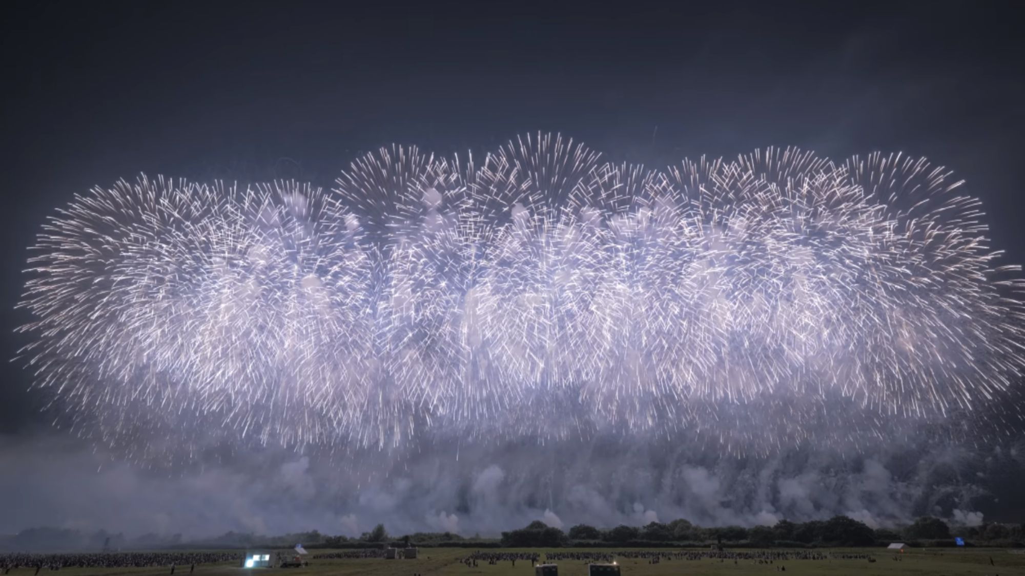 【酒田の花火】当館から会場まで車で約30分。東北随一とも言われるスケールの花火は圧巻の見応えです。