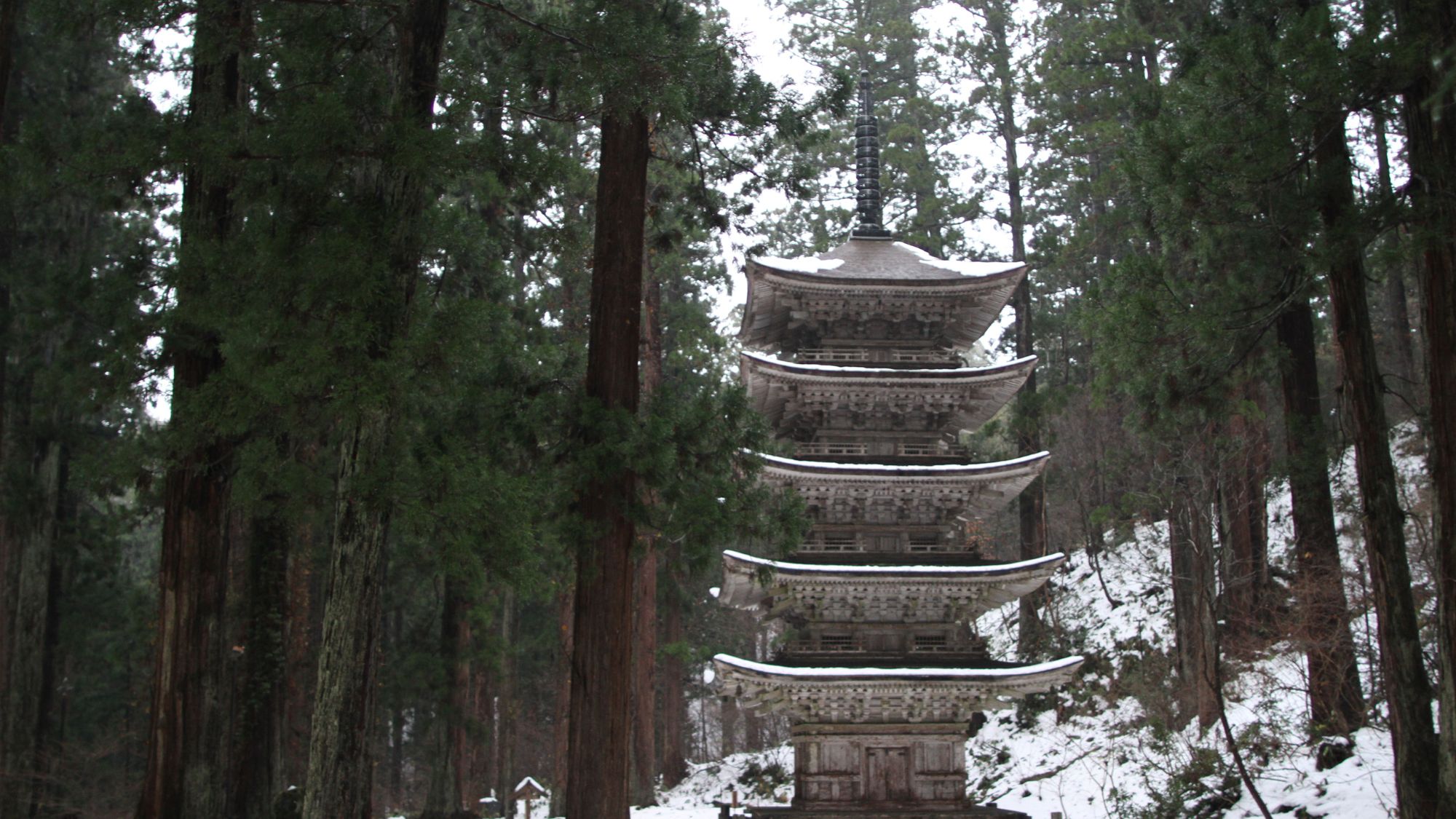 【羽黒山　五重塔】当館から車で約40分。冬には雪景色に覆われた幻想的な姿をご覧いただけます。