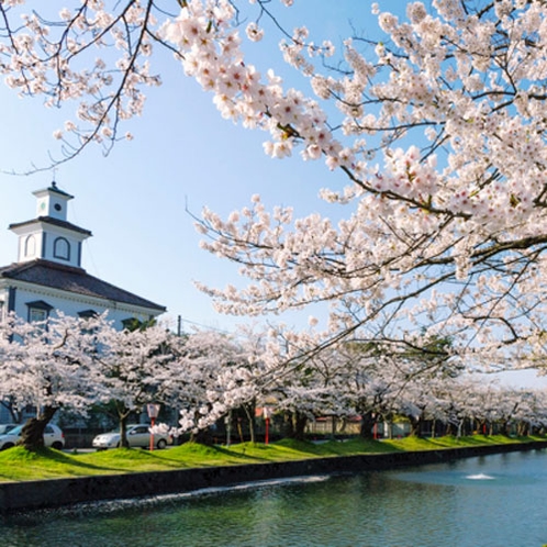 *鶴岡公園／四季折々、風情豊かな日本の風景が楽しめます。当館よりお車約25分