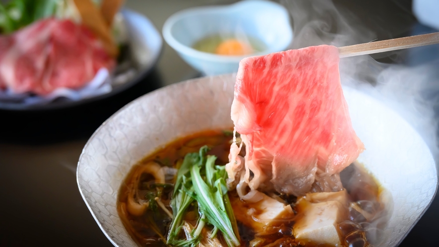 【牛すき鍋】まろやかで濃厚な赤身が特徴の山形牛を甘い醤油の香る牛すき鍋でご堪能ください