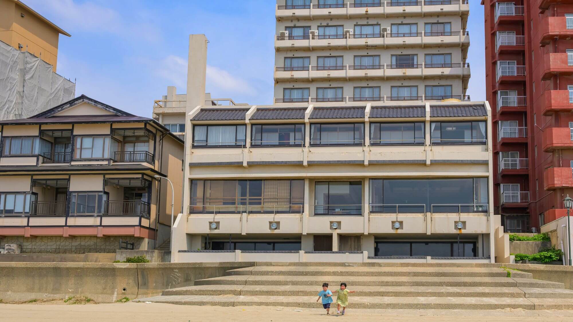 【外観】日本海を望む竹屋ホテル。湯野浜海岸まで徒歩1分！ホテルから水着でお出掛けできます。