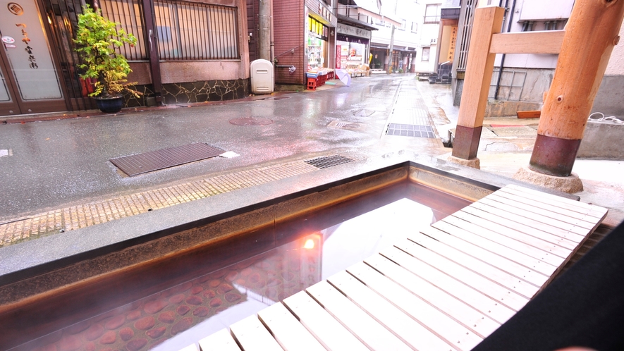 *【足湯】足湯に浸かりながら、温泉街をぼんやりと眺めるのもおすすめ。