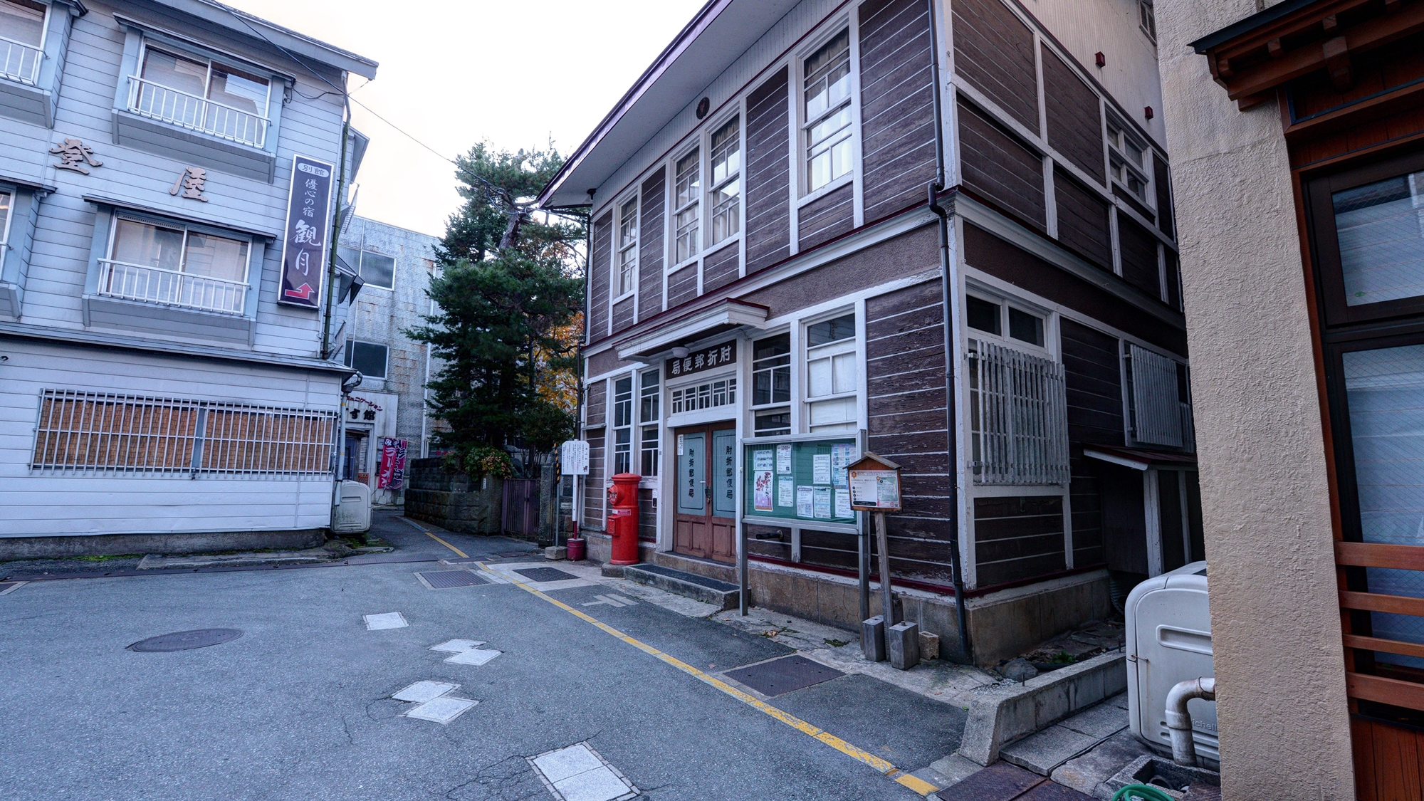 *旧郵便局舎。昔ながらの”ハイカラ”な建物。各種イベント会場として活躍中!