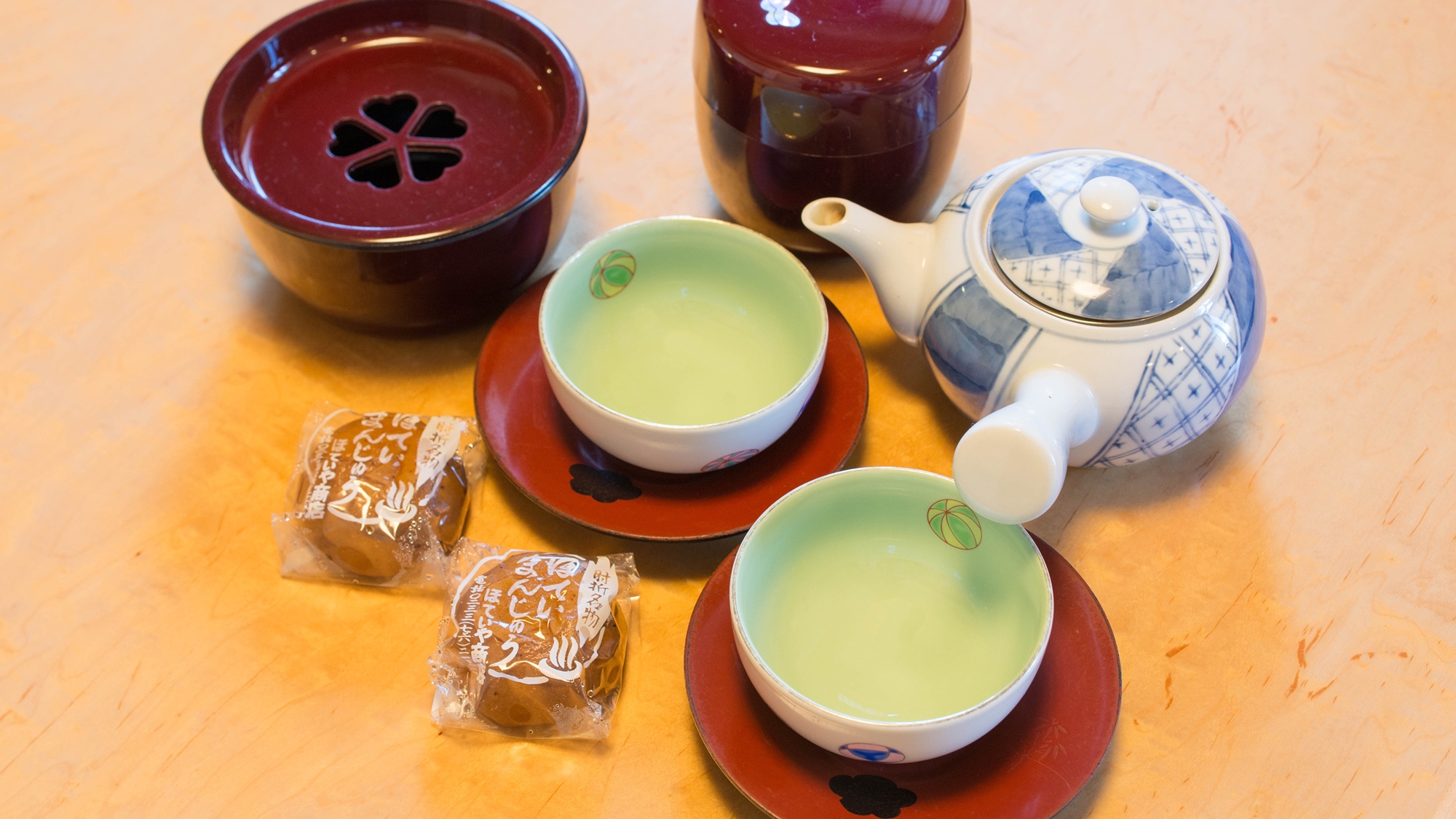 *客室にはお茶菓子をご用意しております。