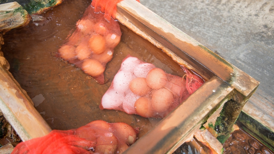 *【温泉玉子】当館前ではこんこんと湧き上がる温泉で温泉卵を作っています。