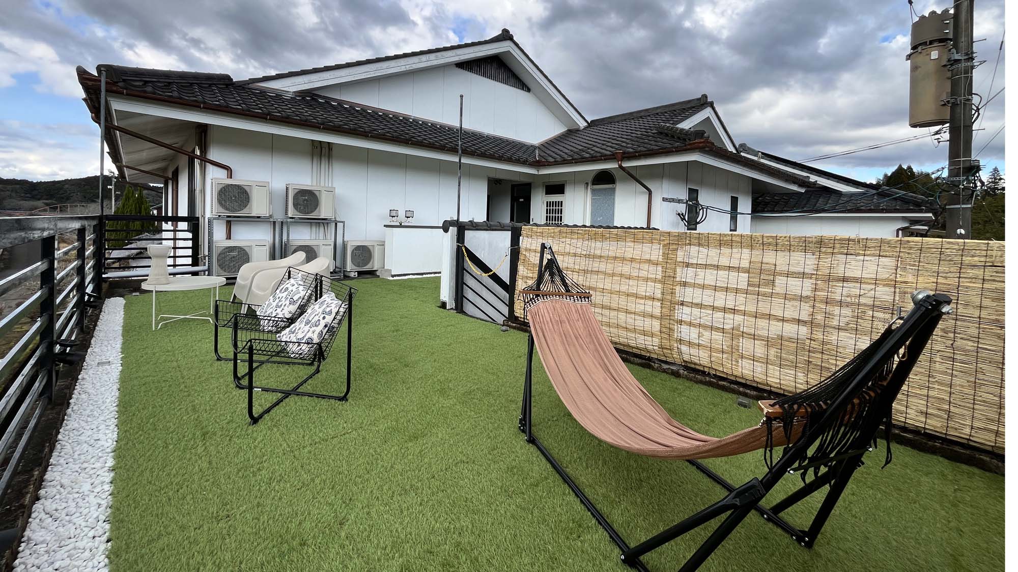 【テラス】ごろんとくつろげるハンモックも