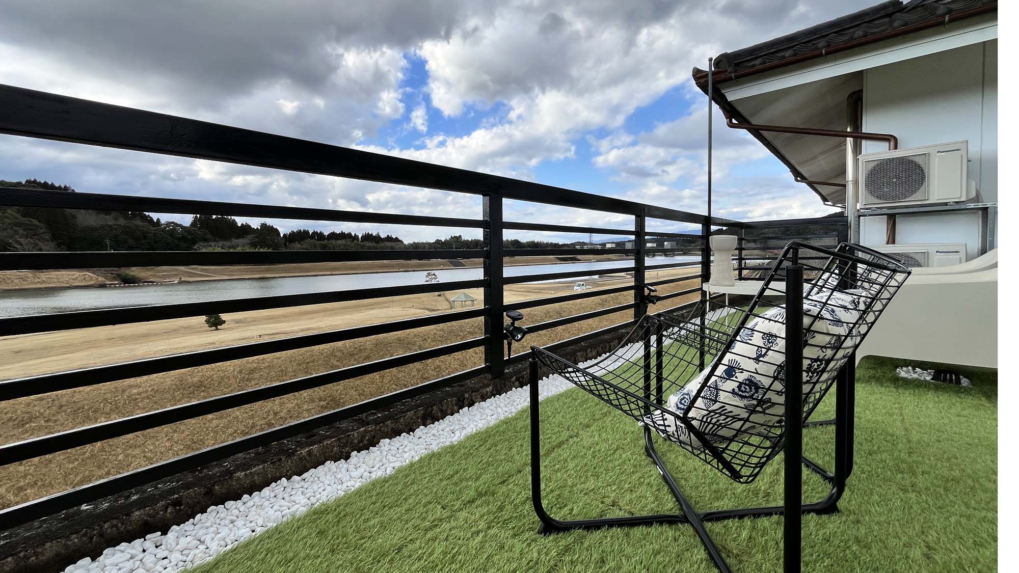 【テラス】雄大な川内川を目の前に贅沢な時間