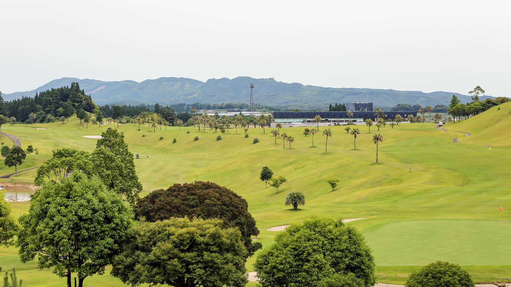 *【野外施設・ゴルフ場】自然の起伏を巧みに生かしたコースです。