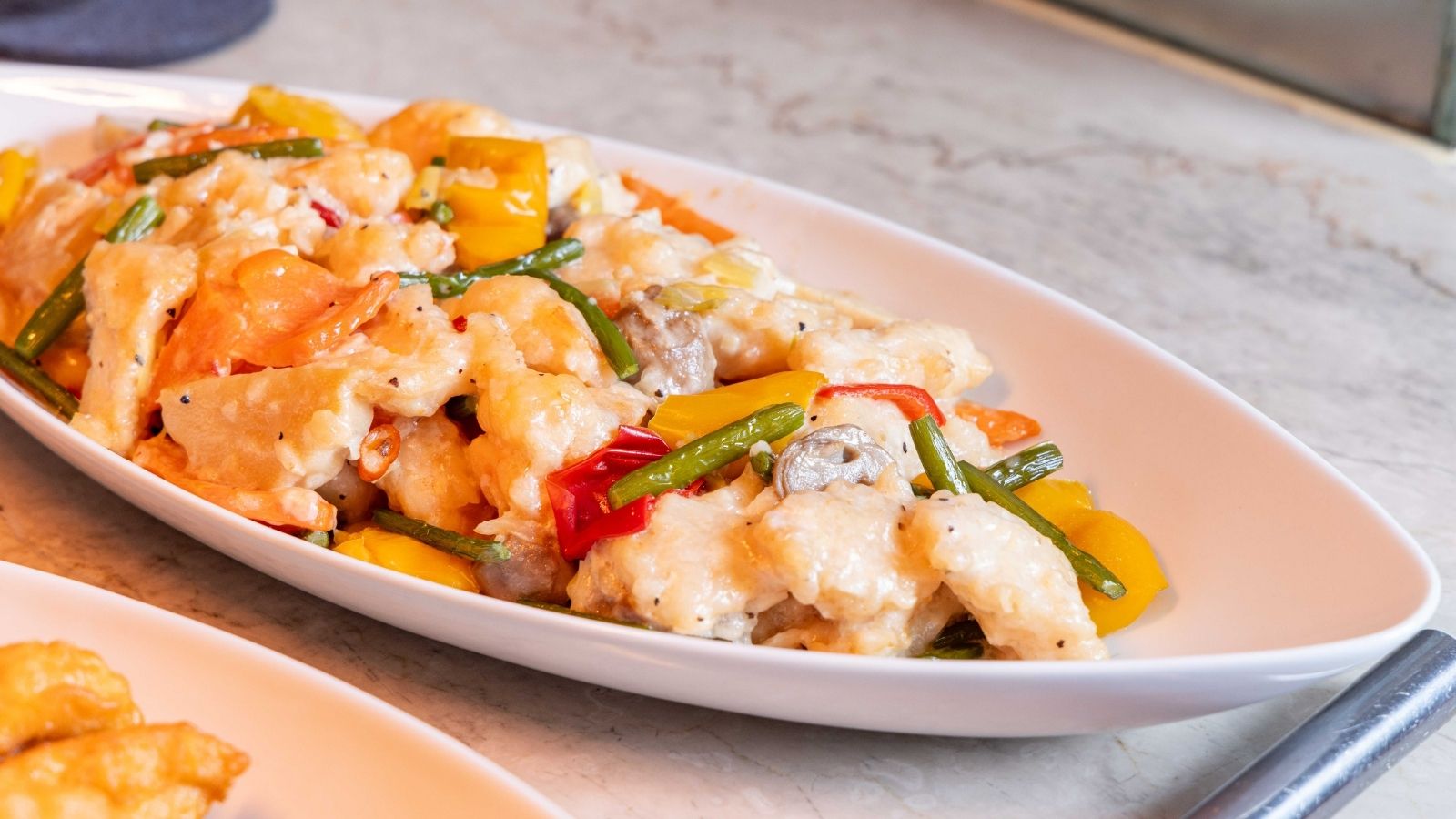 地元の食材を使った日替わりの和洋朝食バイキング