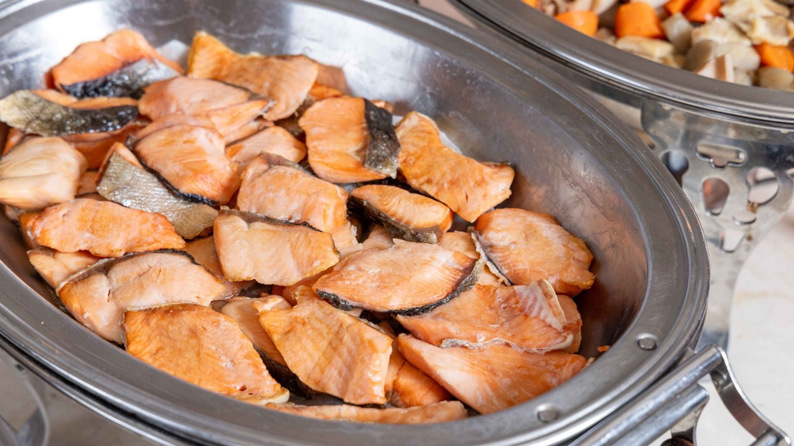 地元の食材を使った日替わりの和洋朝食バイキング