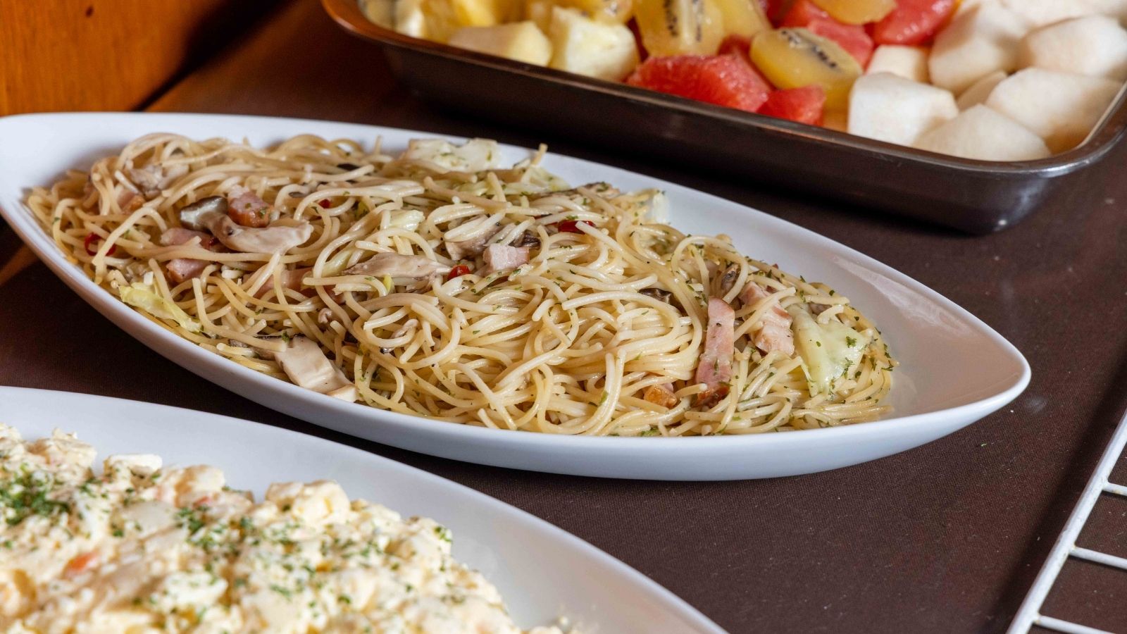 地元の食材を使った日替わりの和洋朝食バイキング