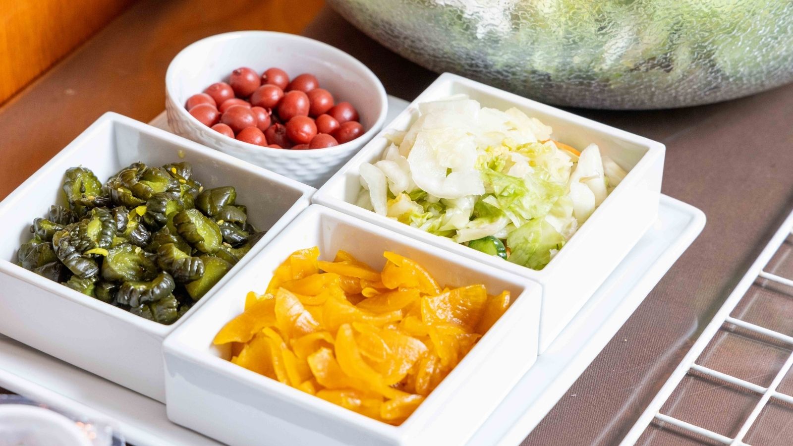 地元の食材を使った日替わりの和洋朝食バイキング