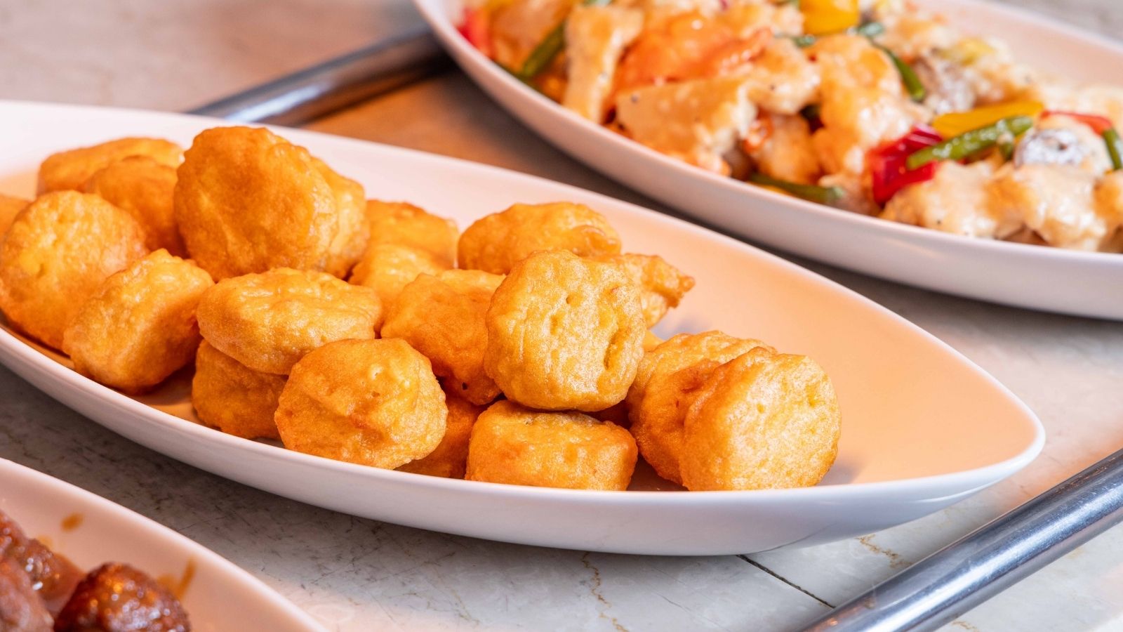 地元の食材を使った日替わりの和洋朝食バイキング