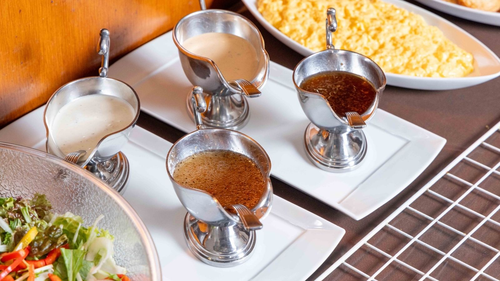 地元の食材を使った日替わりの和洋朝食バイキング