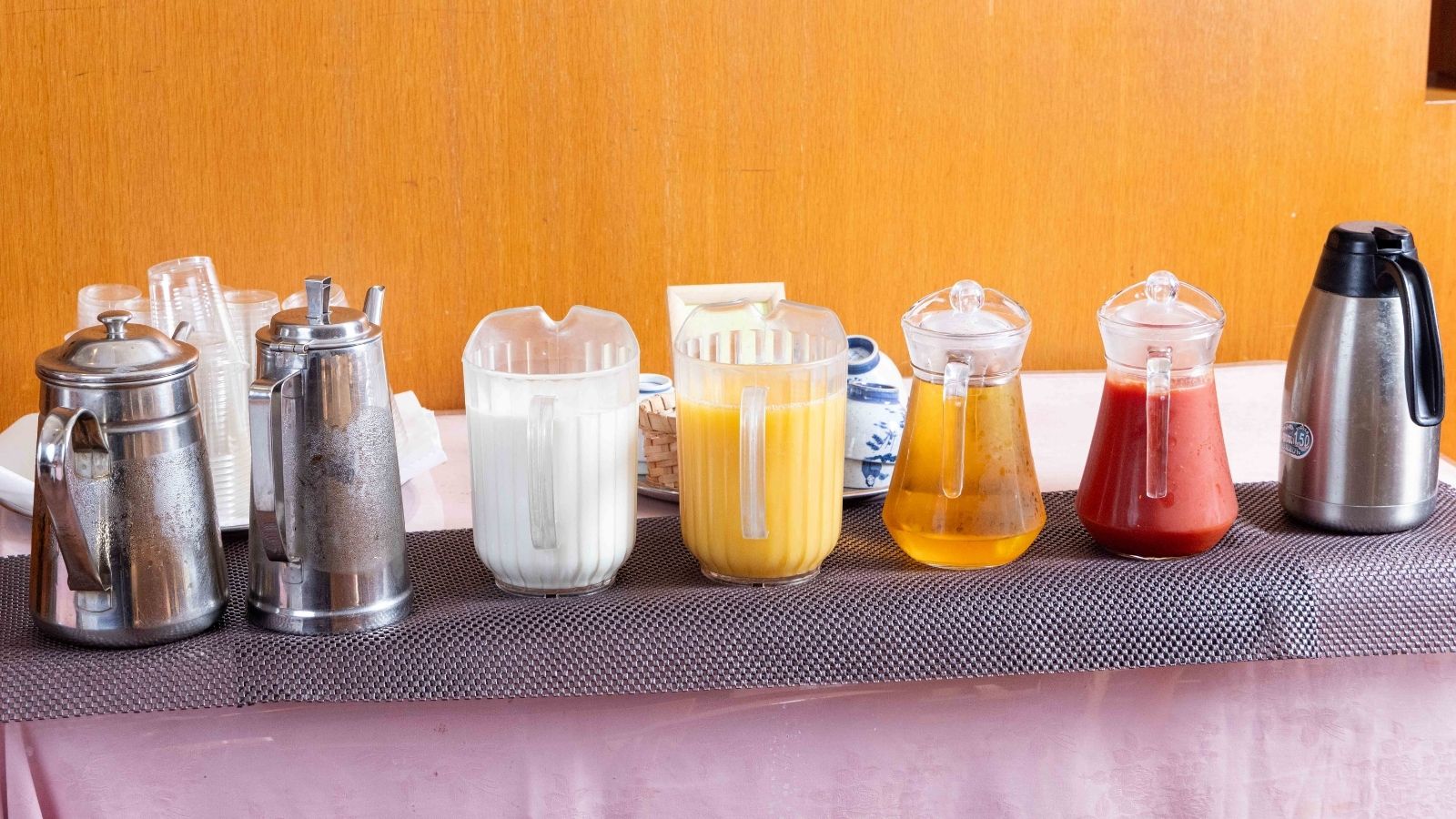 地元の食材を使った日替わりの和洋朝食バイキング