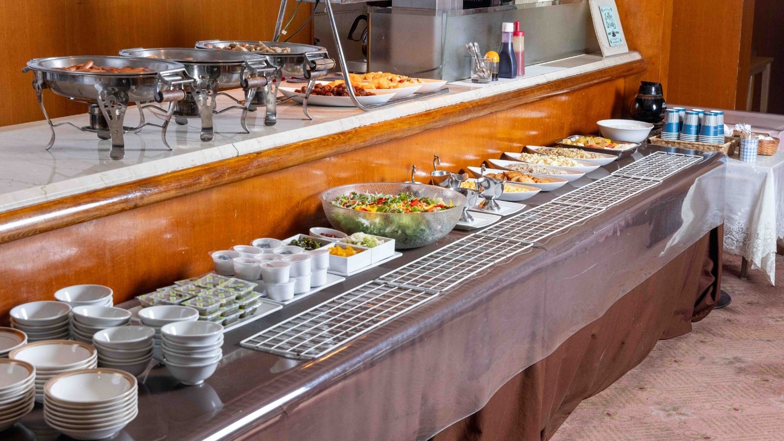 地元の食材を使った日替わりの和洋朝食バイキング