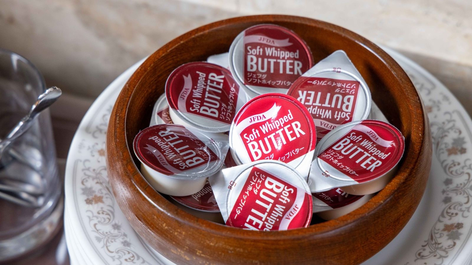 地元の食材を使った日替わりの和洋朝食バイキング