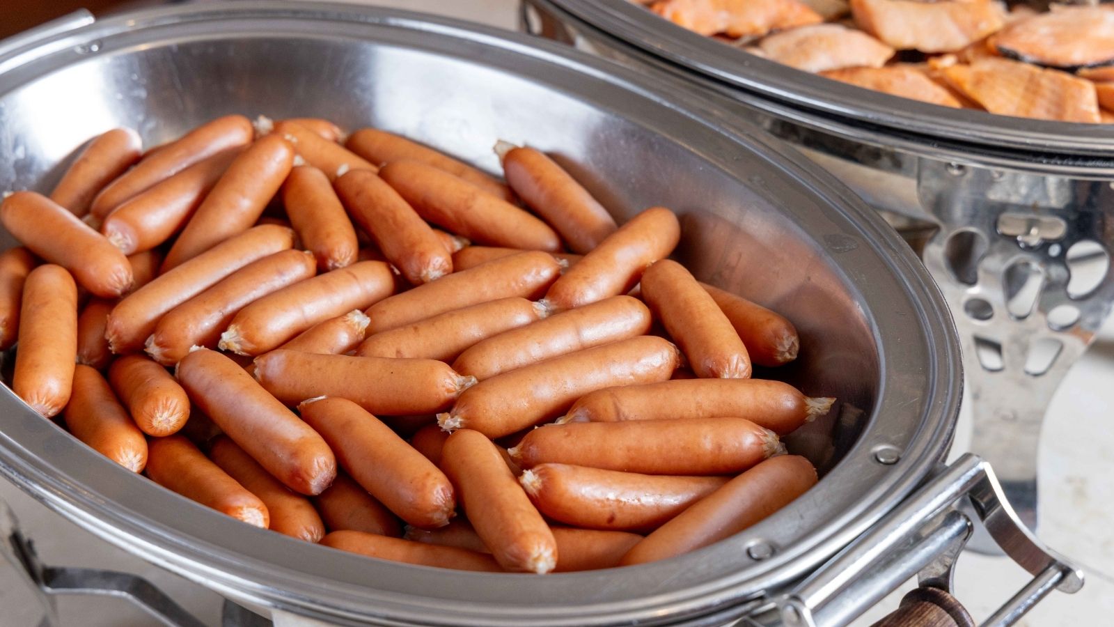 地元の食材を使った日替わりの和洋朝食バイキング