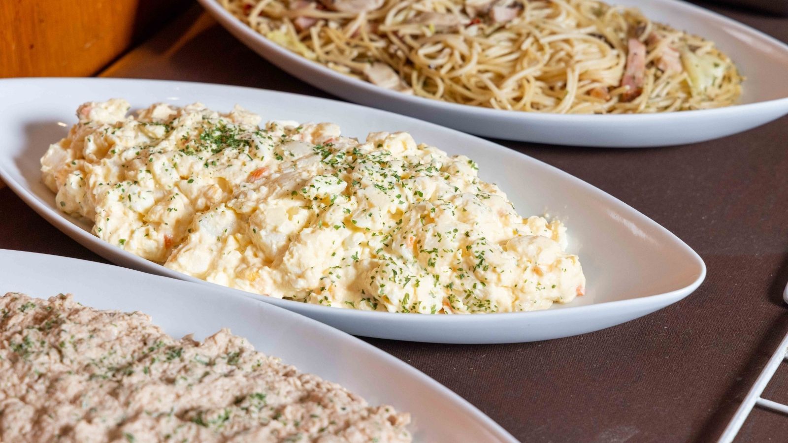 地元の食材を使った日替わりの和洋朝食バイキング