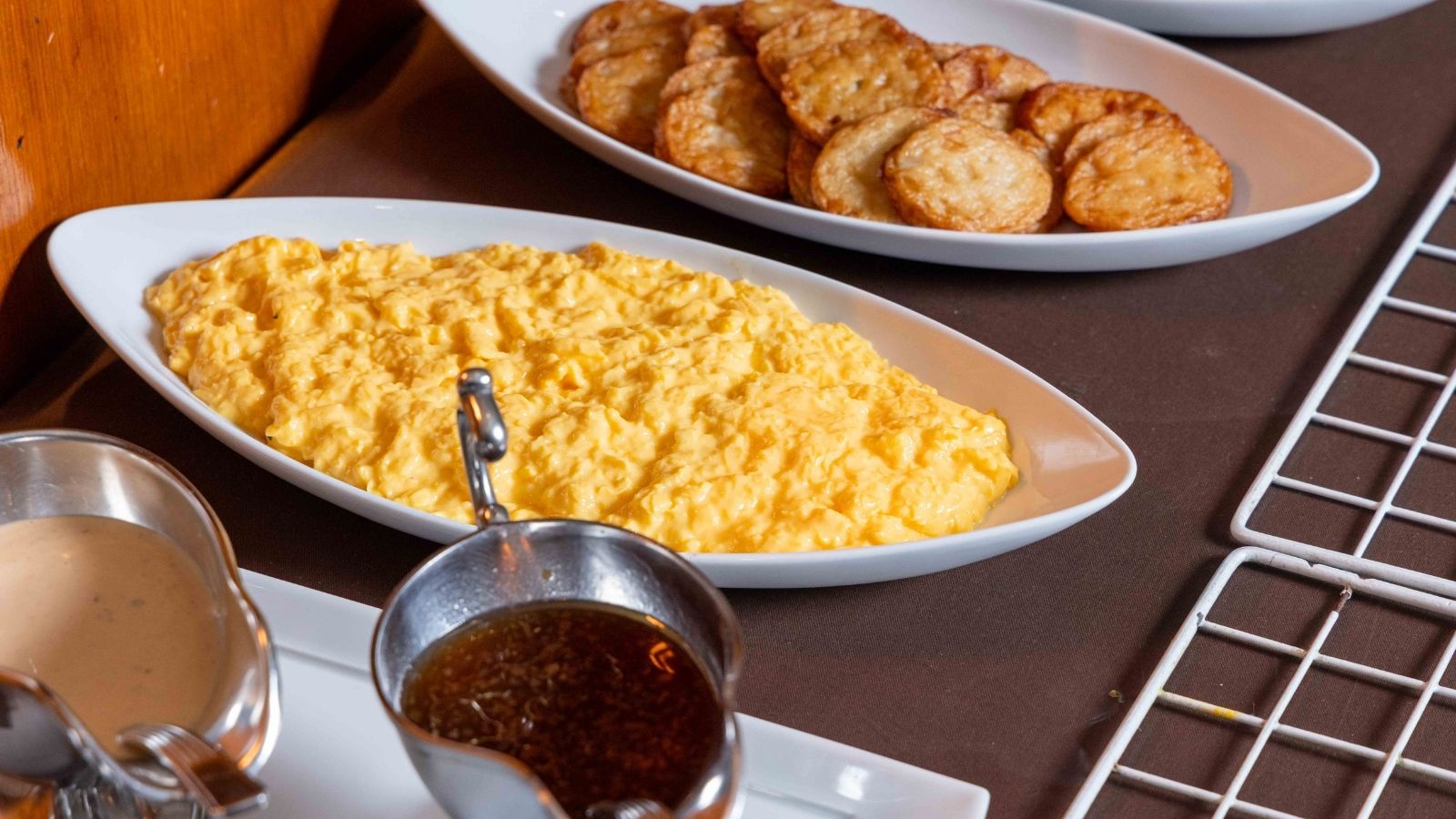 地元の食材を使った日替わりの和洋朝食バイキング