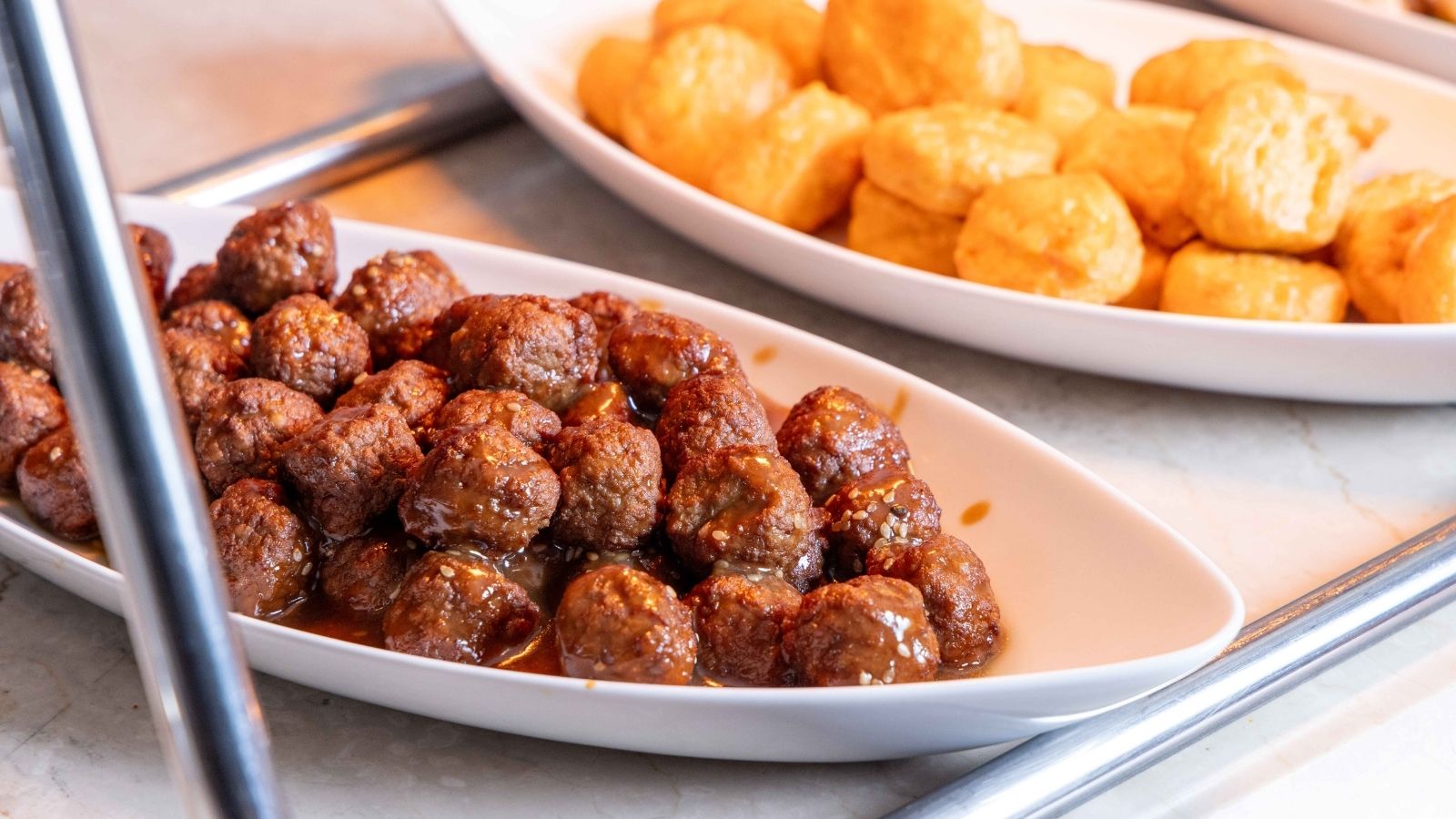 地元の食材を使った日替わりの和洋朝食バイキング