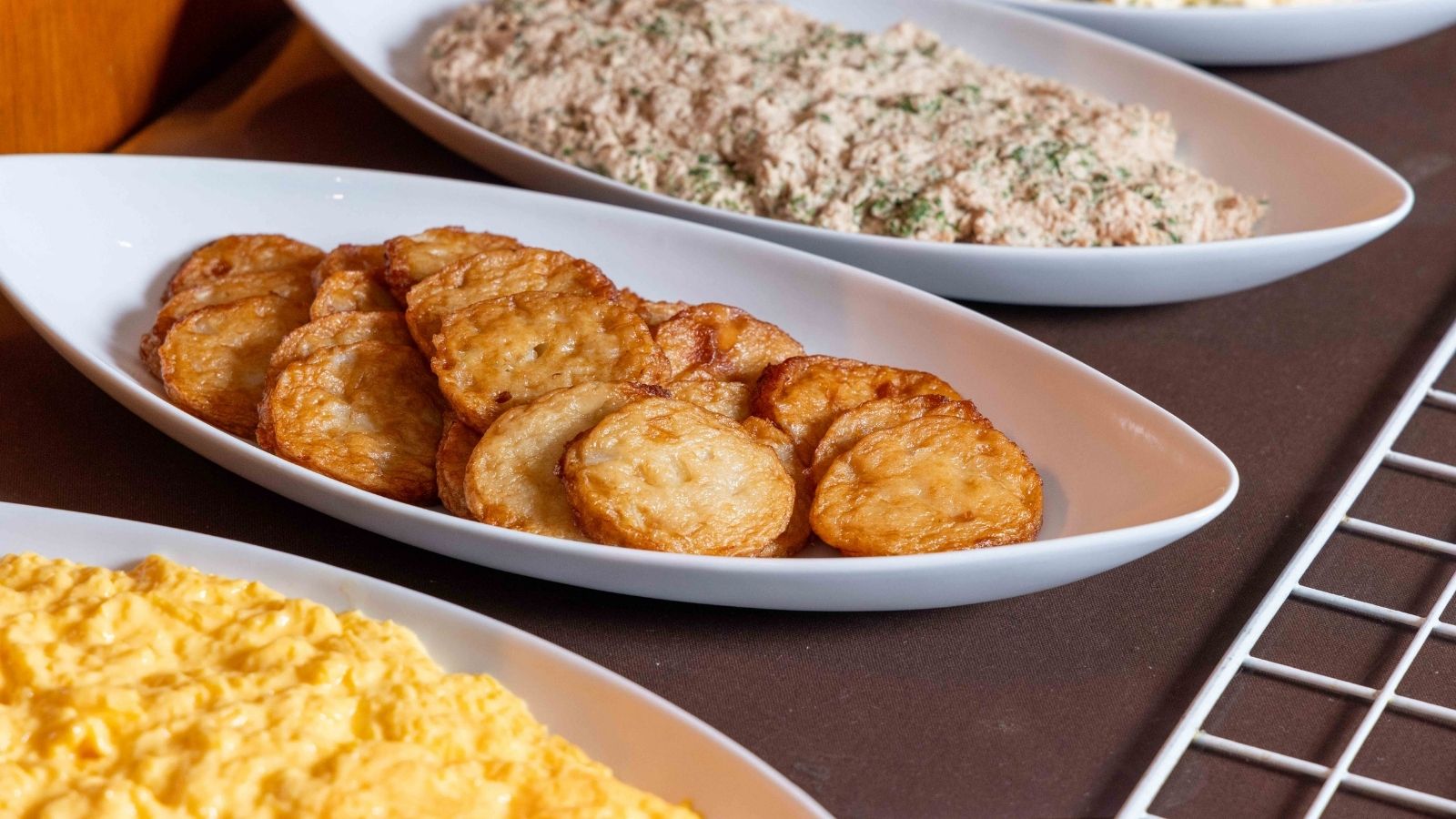 地元の食材を使った日替わりの和洋朝食バイキング