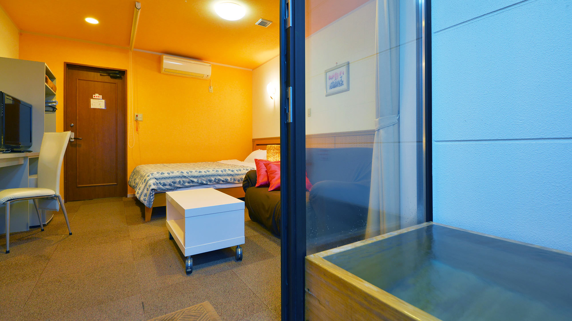 【洋室ダブルルーム】客室露天なので人目を気にせずリラックスして湯浴みをお楽しみいただけます。