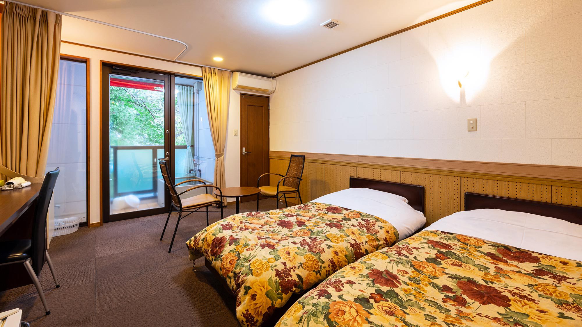 【洋室ツインルーム】ワンルームタイプのコンパクトな造り。テラスには自家源泉100％の温泉付。