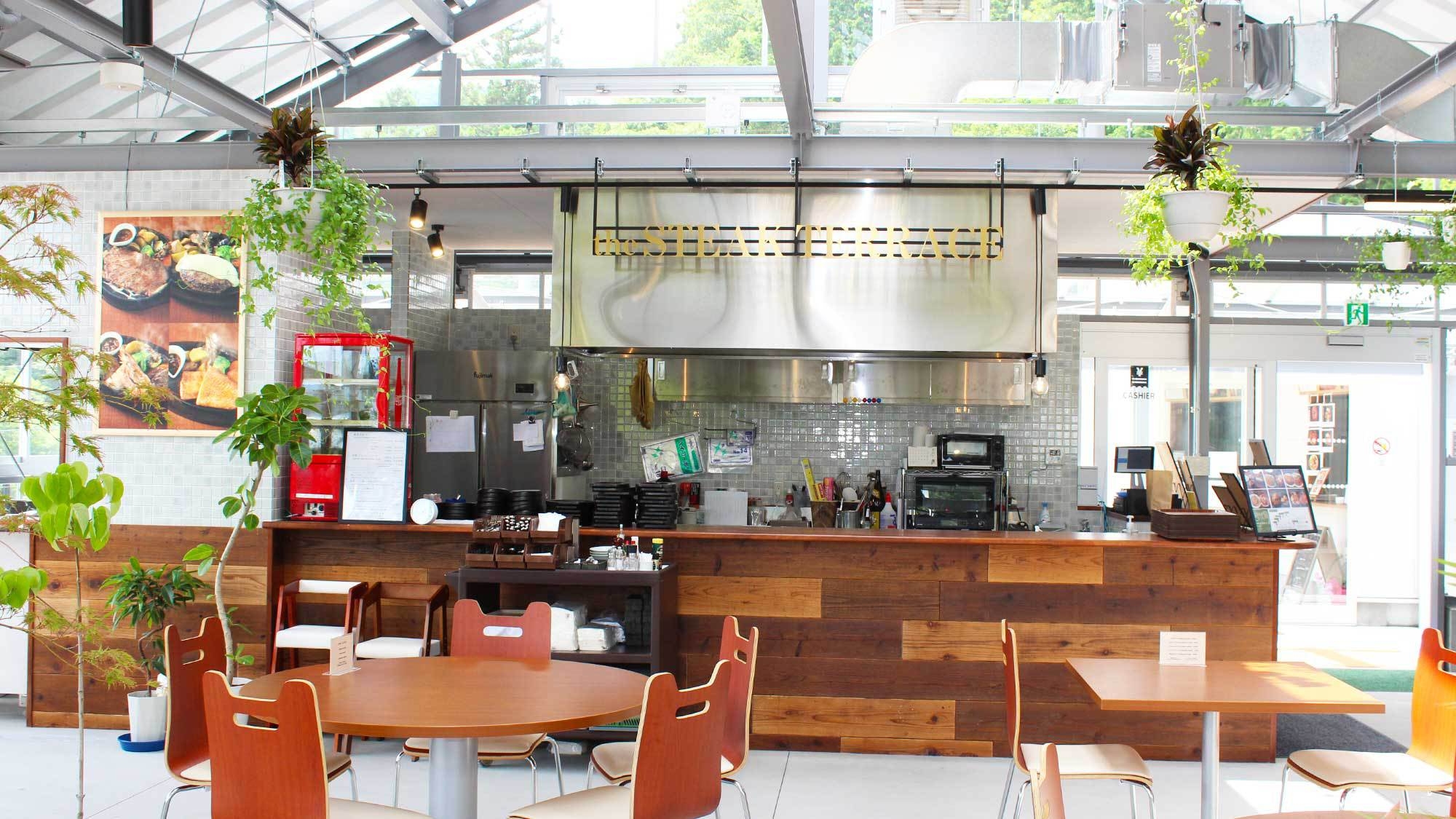 【夕食付プラン】敷地内のフードホールでとちぎ霧降高原牛のステーキを堪能！朝食なしで朝はゆっくり♪