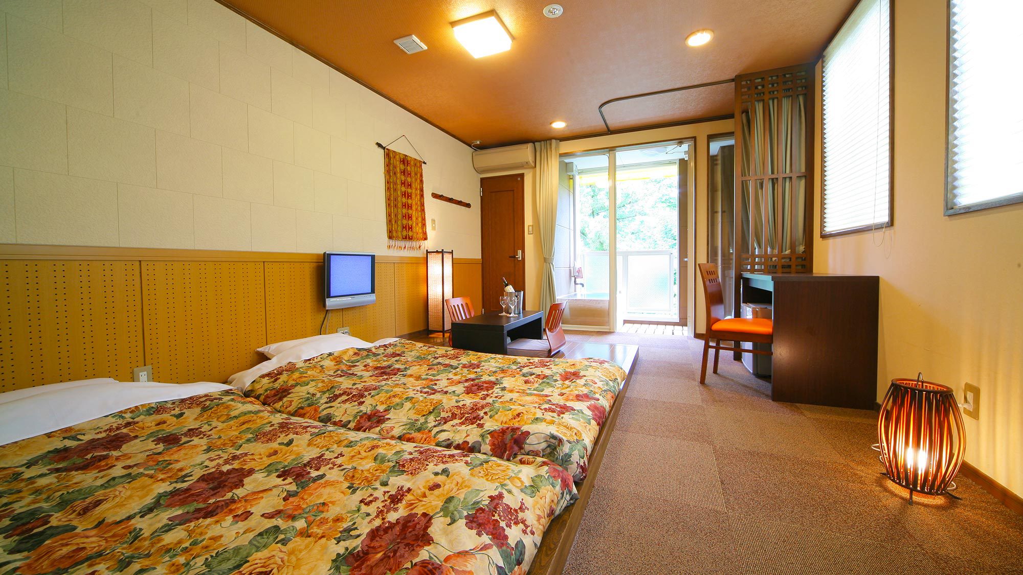 【和風ツインルーム】洋室のお部屋を和風に演出。床から一段高い所にお布団を敷くタイプのお部屋。