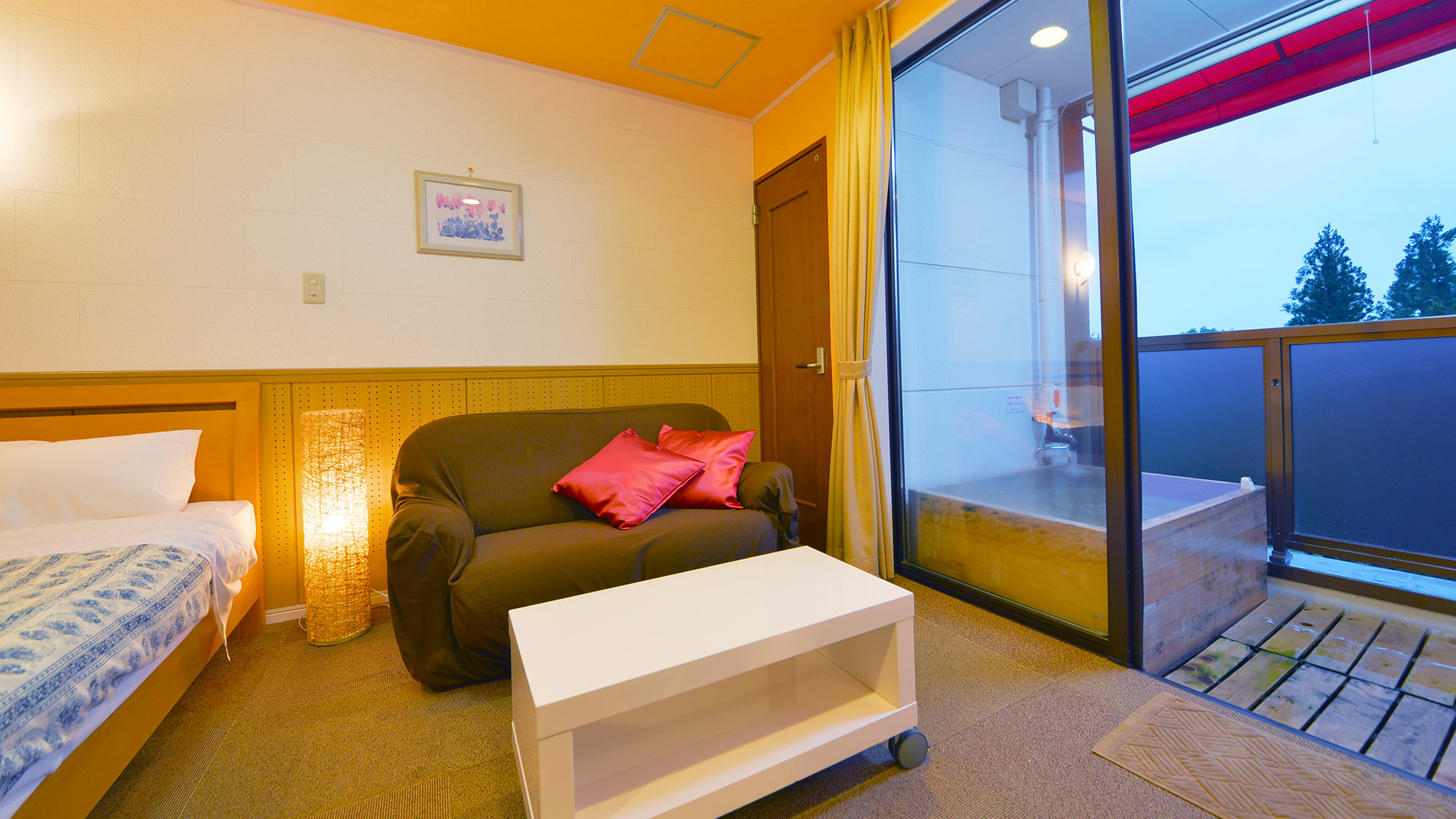 【洋室ダブルルーム】ダブルベッド１台、ソファーセットをご用意しております。