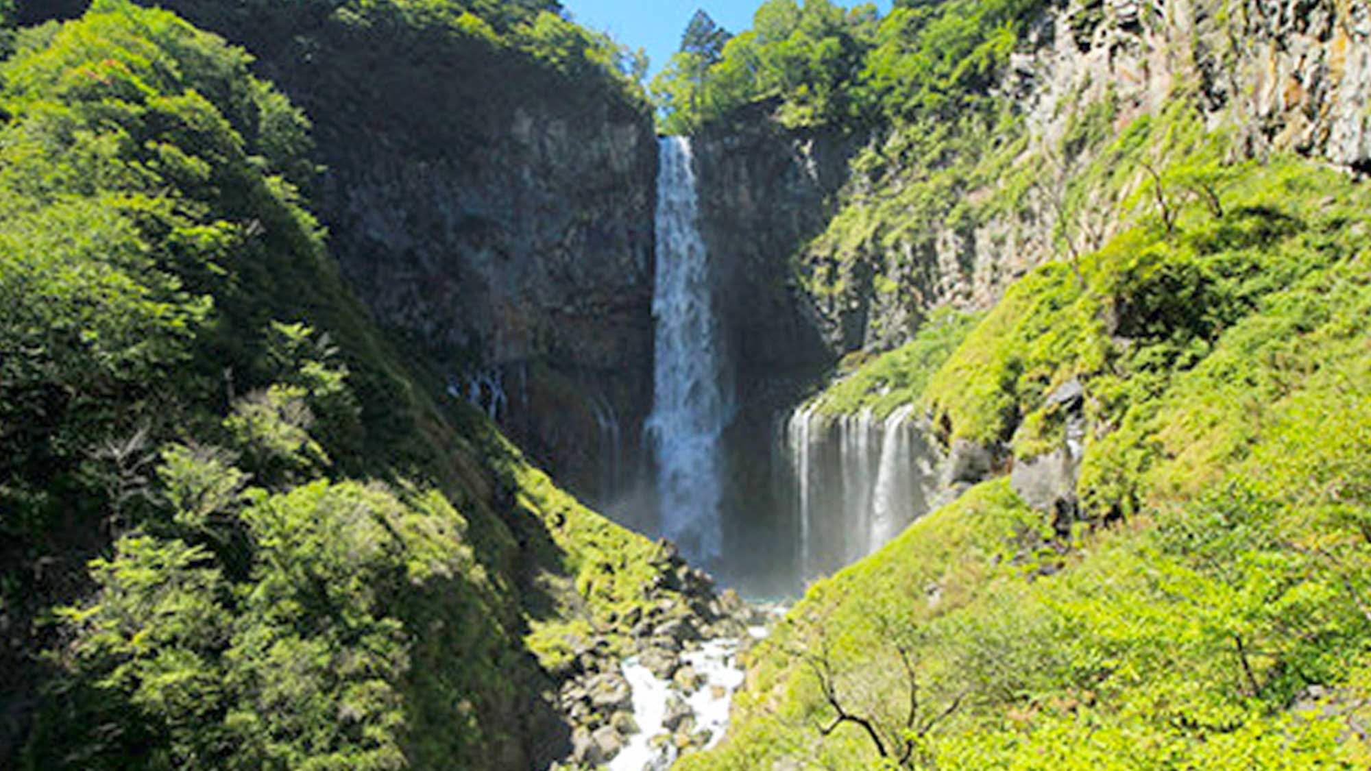 【華厳の滝】日本三名瀑のひとつにも数えられている壮観な滝です。当施設からお車で約33分。