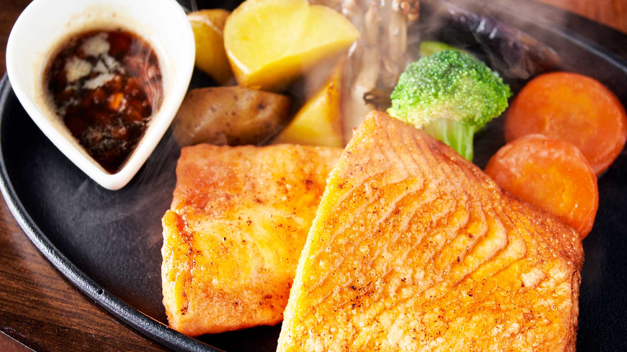 【ザ・ステーキテラス】日光産「ヤシオマス」を使用した、肉厚の身が嬉しい頂鱒のムニエル