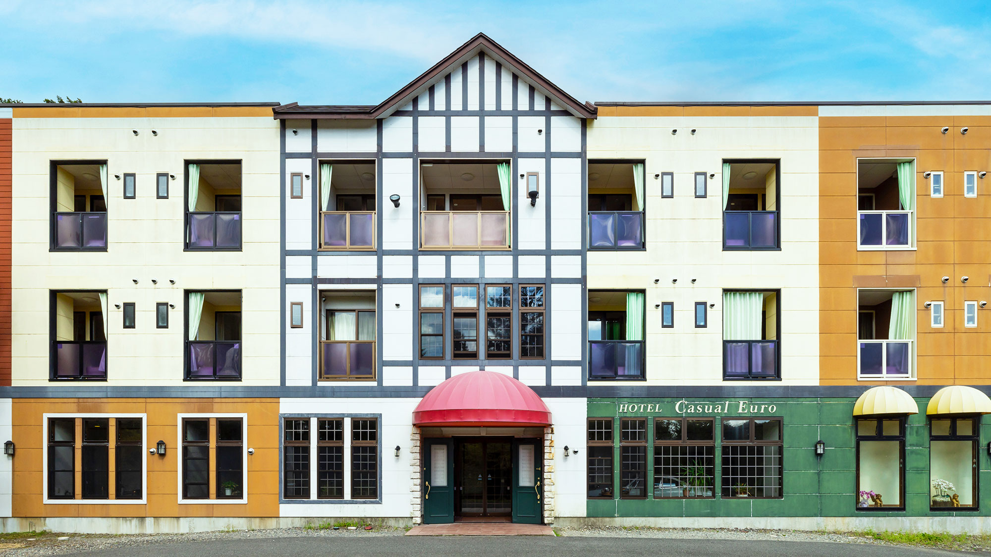 【外観】JR日光駅・東武日光駅から車で約5分。異国情緒あふれるカラフルな外観が目を引きます。