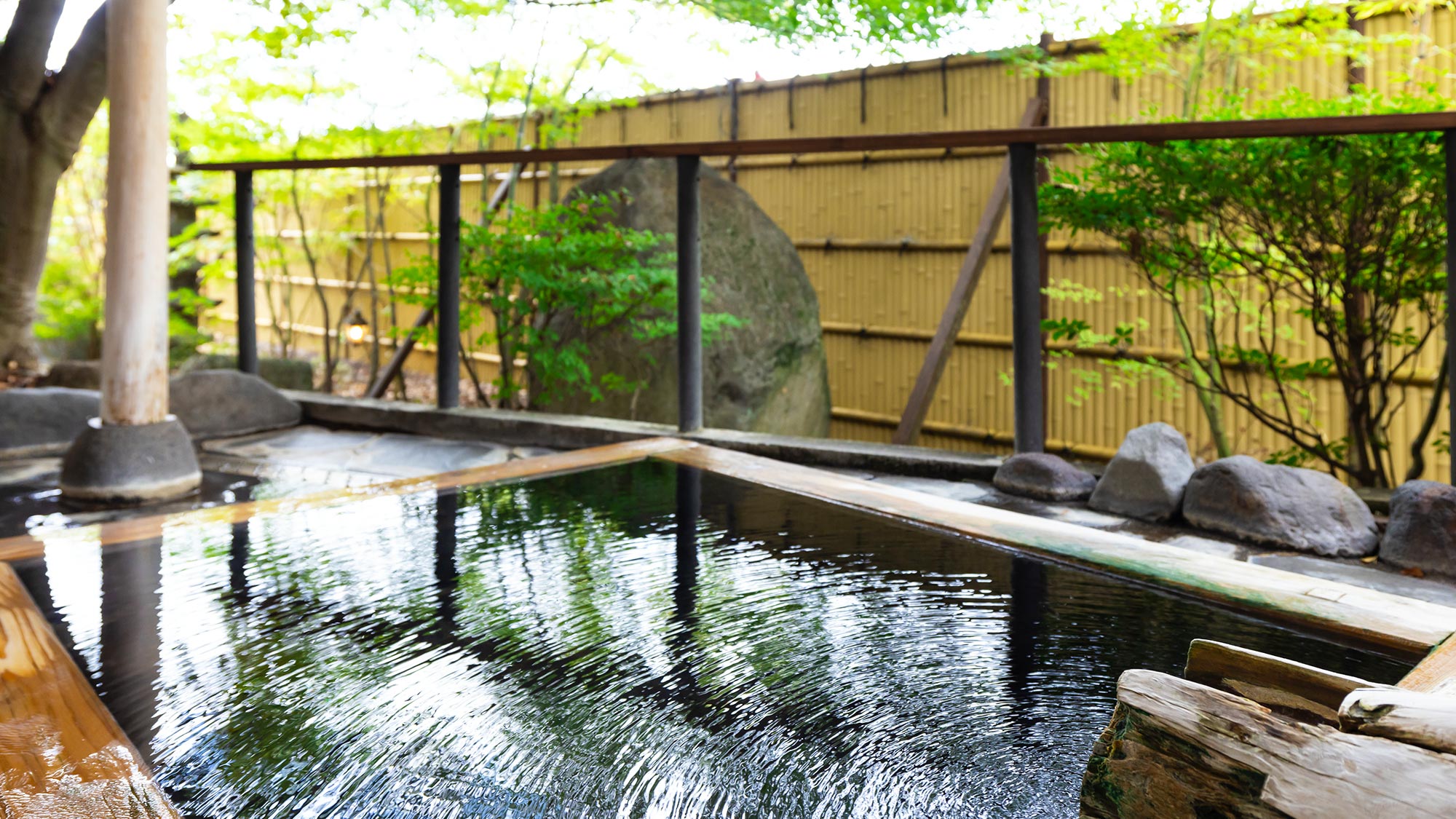 【日帰り温泉／ほの香】敷地内の自家源泉100％、天然温泉かけ流しの温泉をお楽しみいただけます。