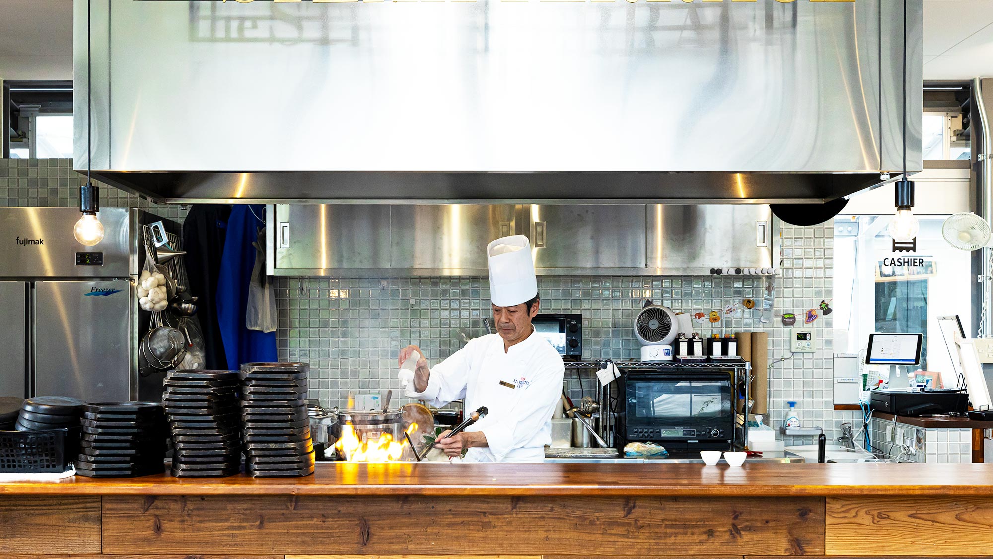 【ザ・ステーキテラス】迫力のある調理も楽しみたい方はキッチン側のお席がおススメです。