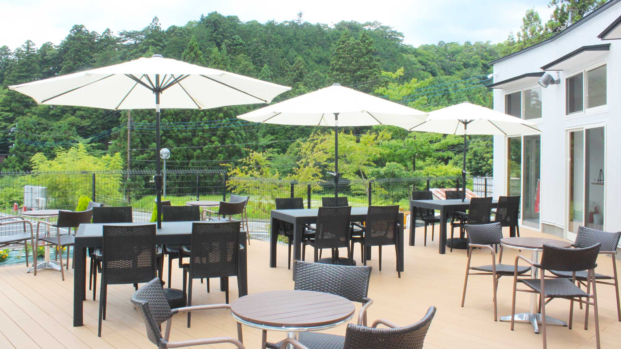 【ザ・グリーンテラス日光】フードホールにはメインレストラン席の他、テラス席もご用意しております。