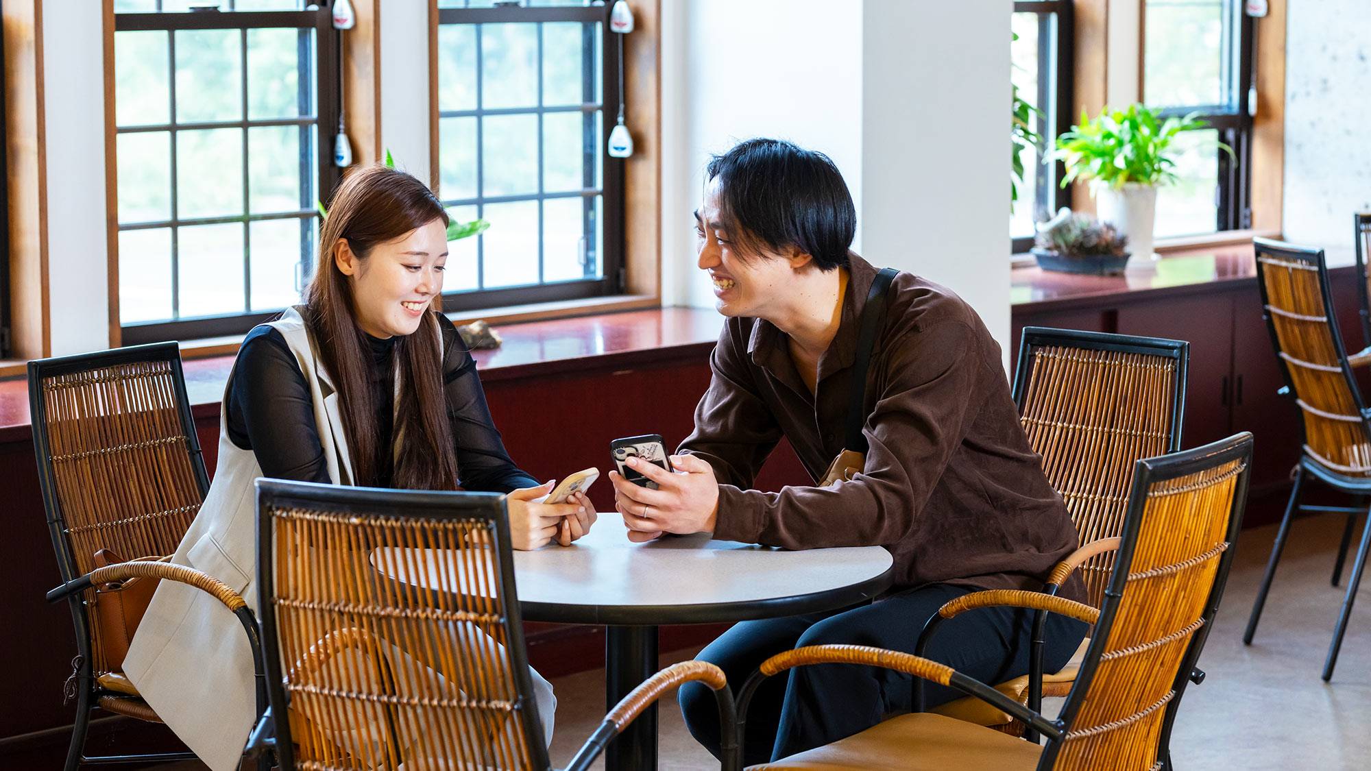 【ロビー】エントランスホールの左側にあるモダンで落ち着いた雰囲気のロビー。