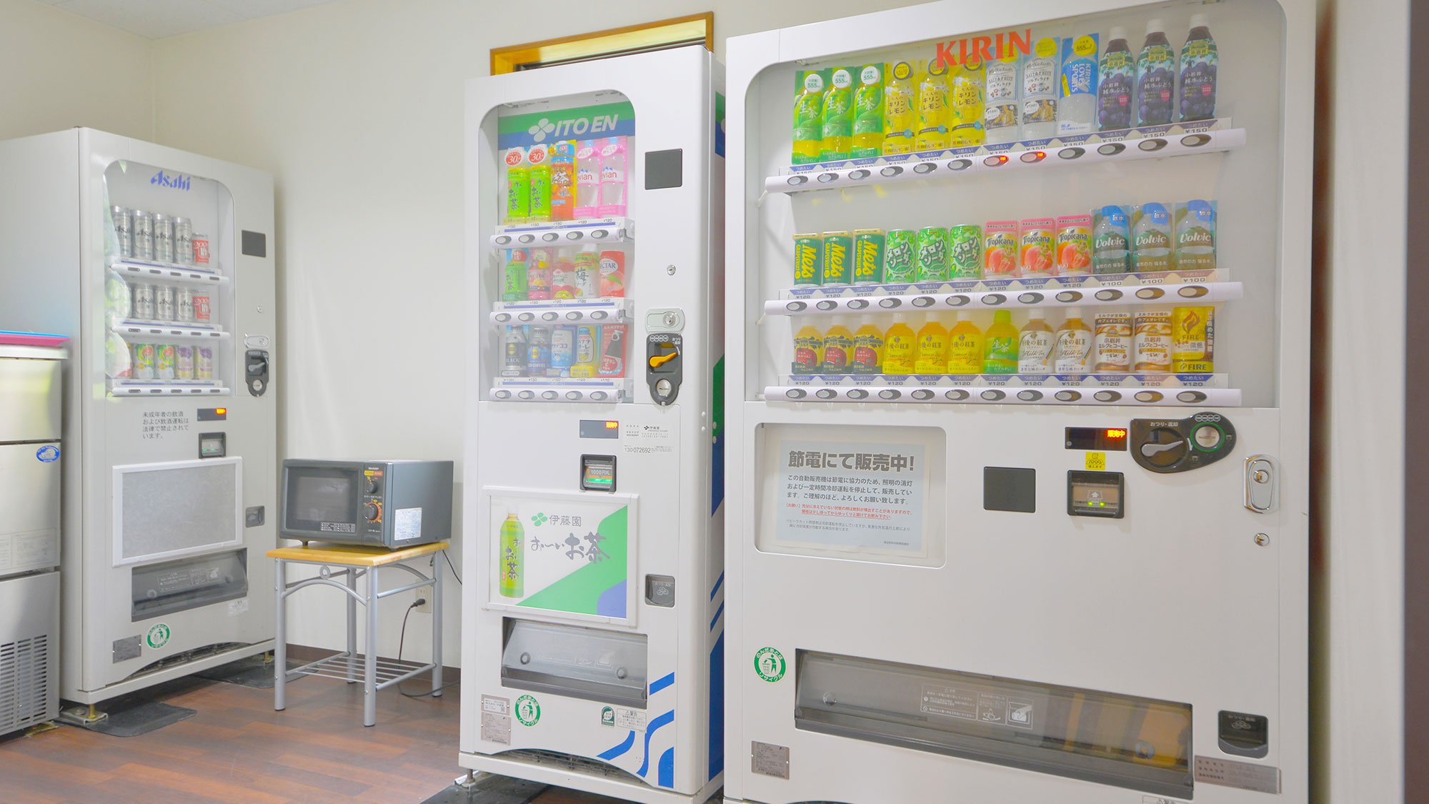 【自販機コーナー／2階】ジュース、ビールの自販機がございます。無料のお湯、お茶、氷のサービスも有り。