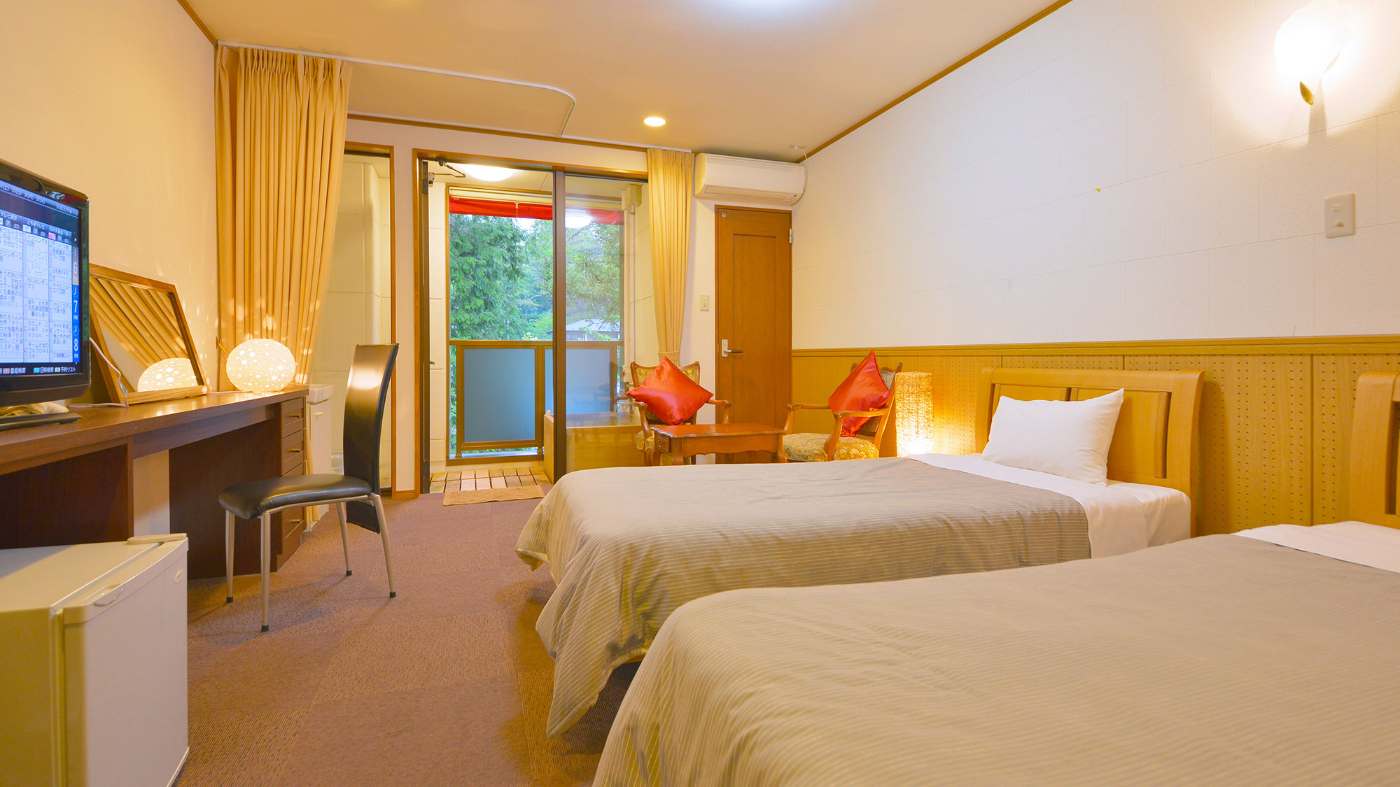 【洋室ツインルーム】シングルベッド2台を配したお部屋。シンプルにこだわった空間でお寛ぎください。