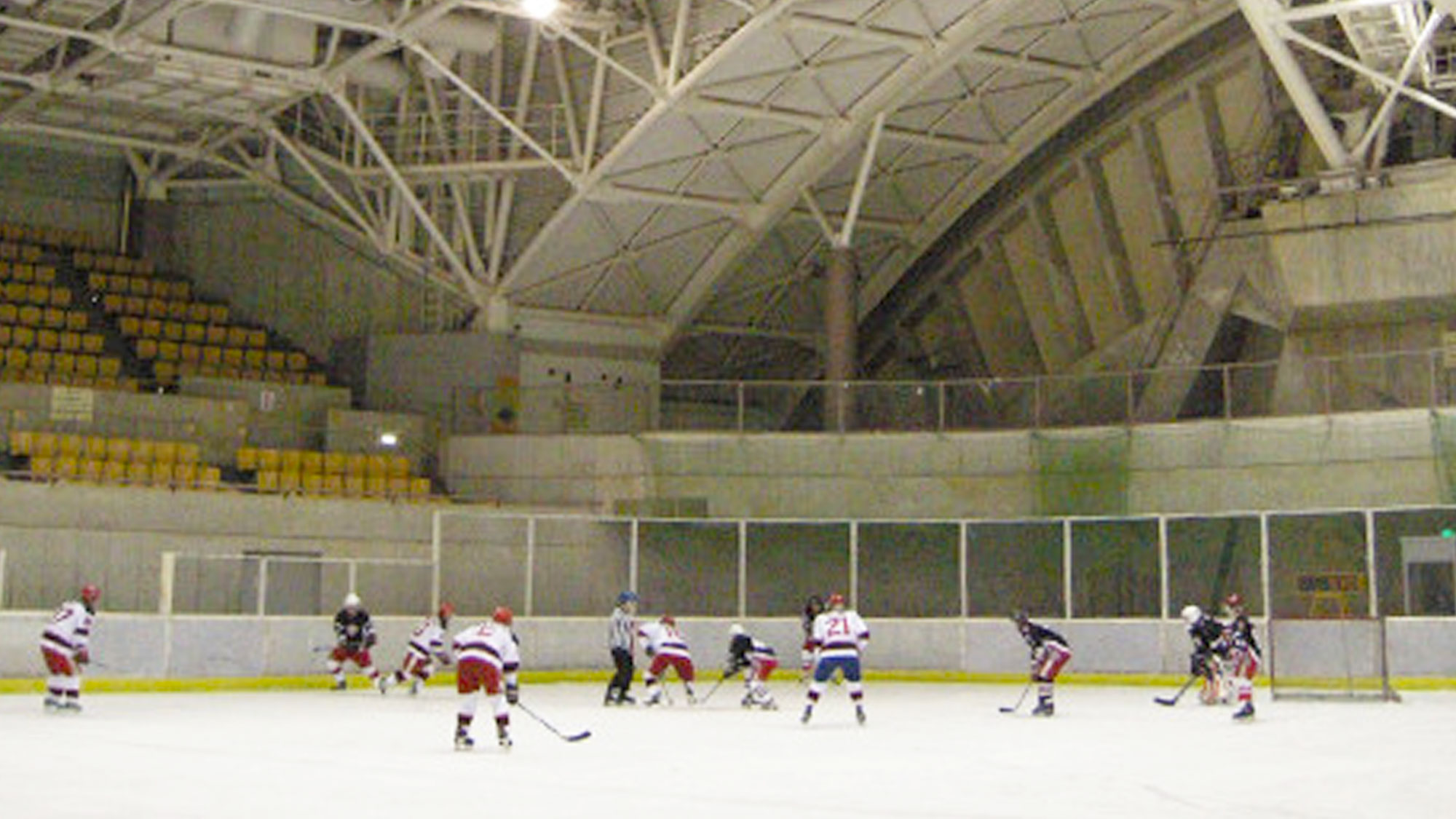 【日光霧降スケートセンター】国際規格の本格的スケートリンクです。当施設からお車で約3分。