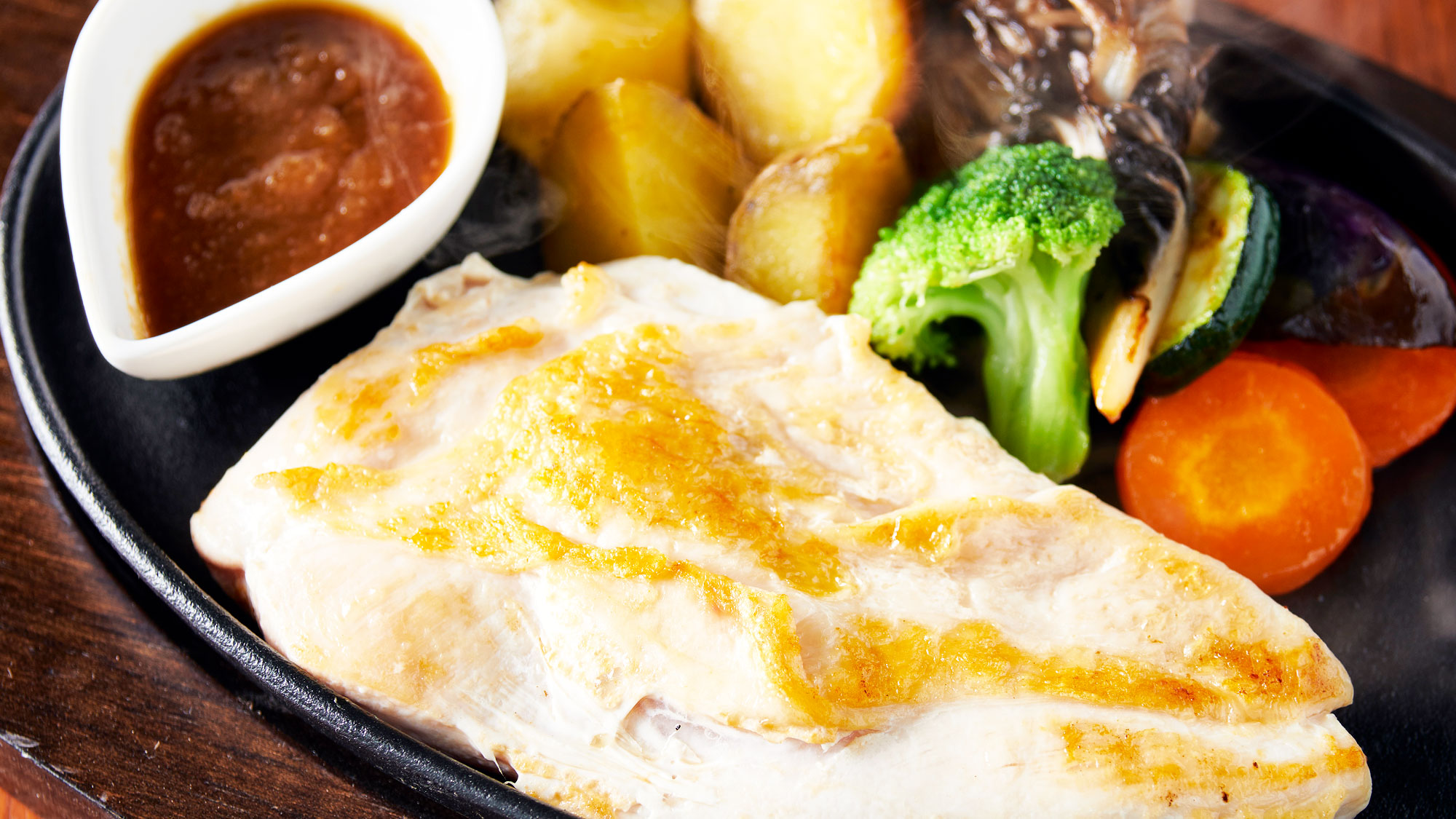 【ザ・ステーキテラス】あっさりとした味わいで、旨味が詰まった国産ハーブ鶏胸肉のグリル