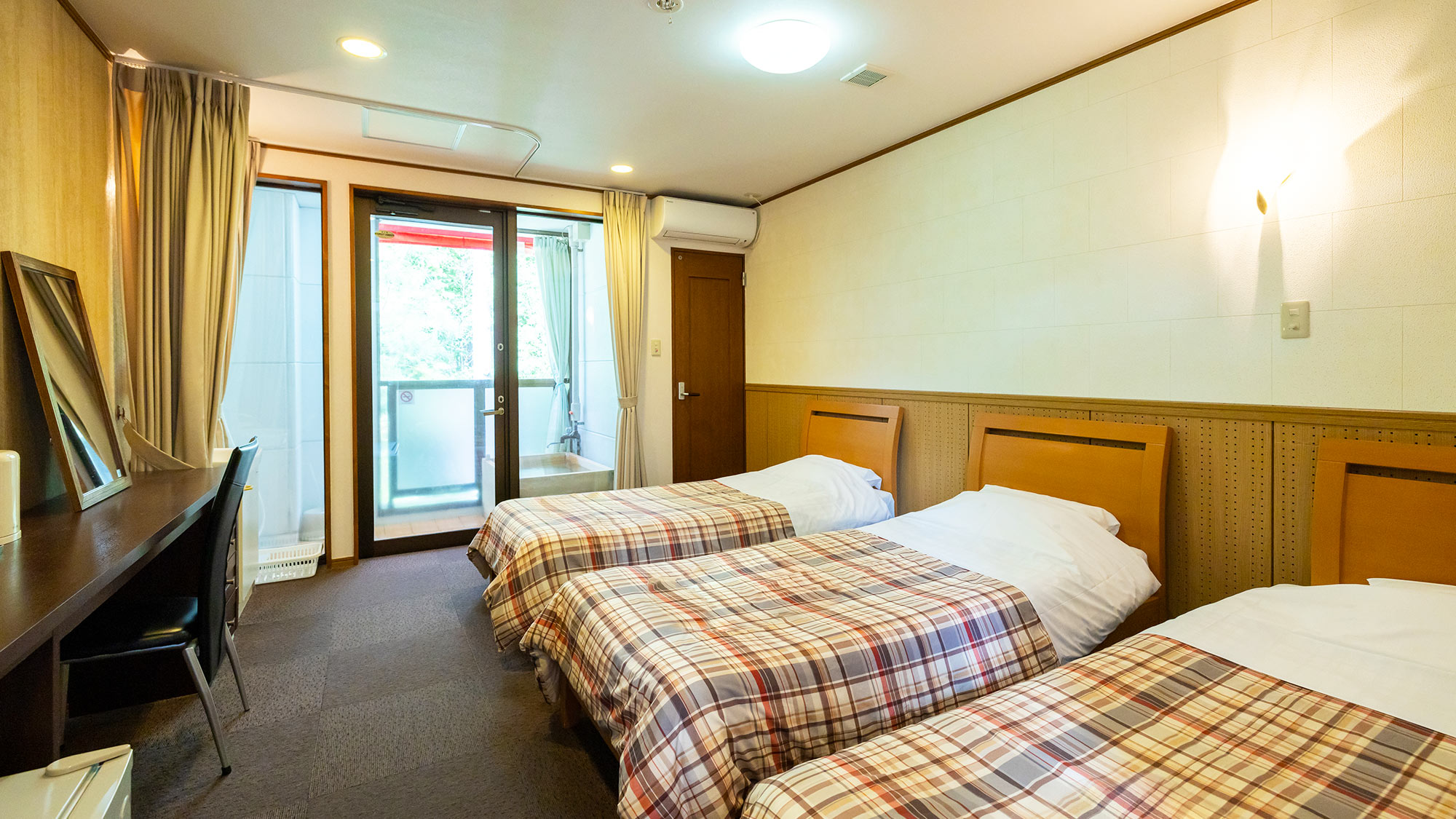 【洋室トリプルルーム】グループやファミリーにおすすめ！シングルベッド3台を配したお部屋。