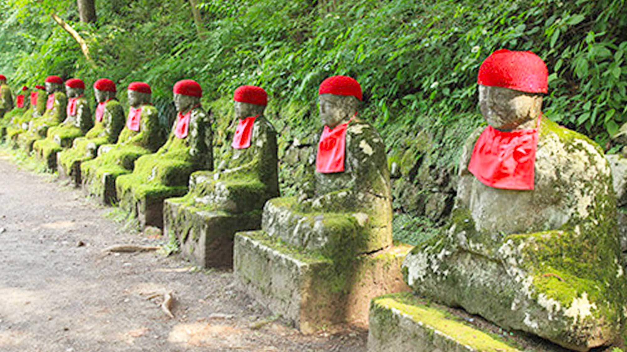 【化け地蔵】男体山から噴出した溶岩によってできた奇勝周辺にある地蔵群。当施設からお車で約9分。