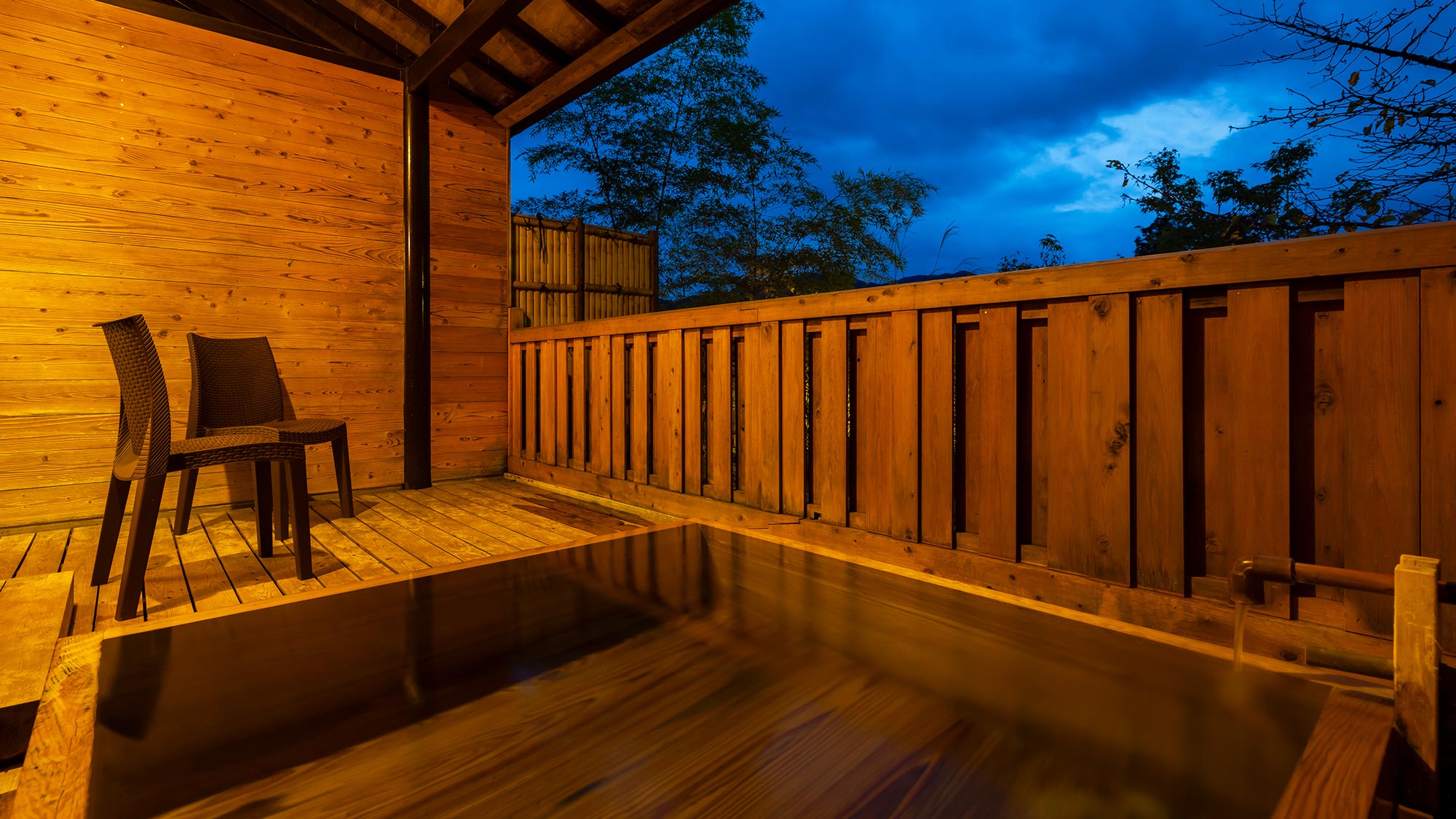 【貸切露天風呂／星空の湯】満点の星空を眺めながら、ゆっくり、のんびり、お寛ぎください。