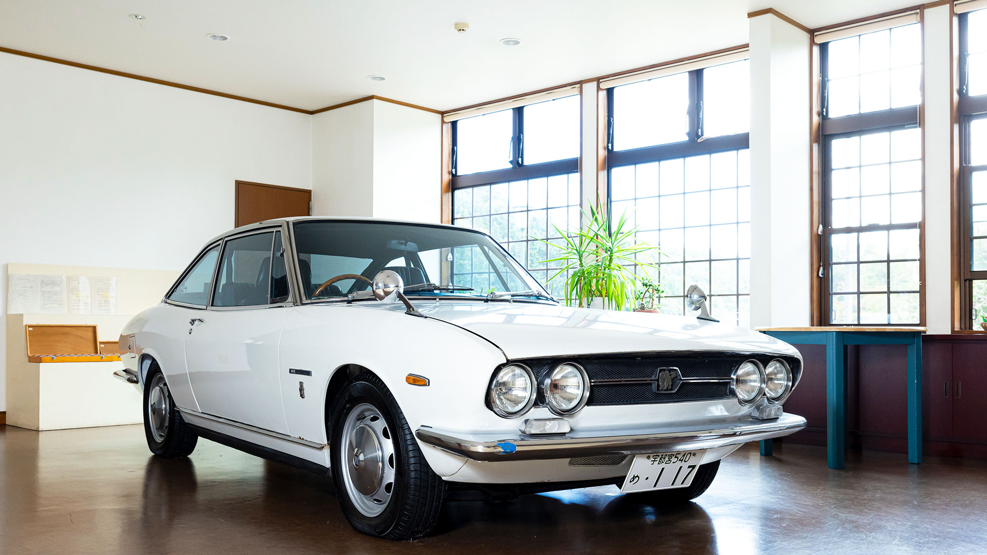 【エントランスホール】明るく広々としたエントランスホール。旧車ファンにはたまらない展示が！