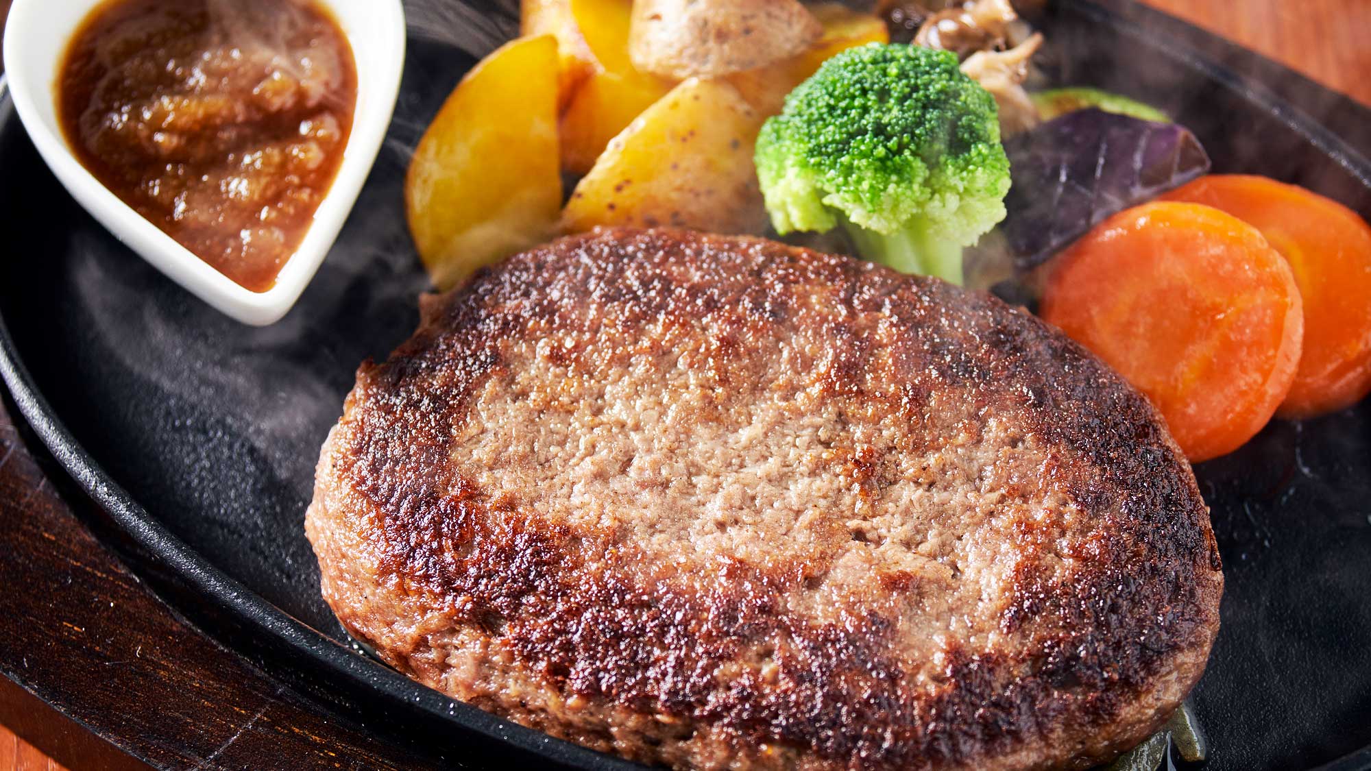 【ザ・ステーキテラス】ガッツリお肉を味わいたい方におすすめ！肉汁たっぷりの特製ビーフハンバーグ