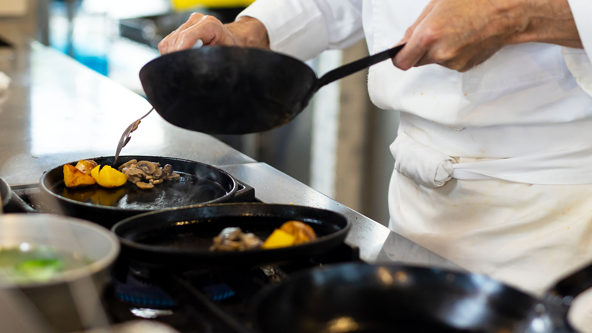 【ザ・ステーキテラス】料理の熱を逃がさないように、お客様へ提供する鉄板も熱々です。